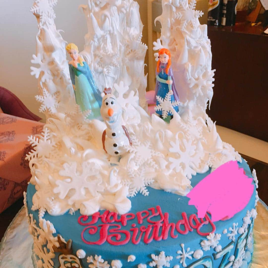 のインスタグラム：「✼バースデーケーキ✼﻿ パンチしかなかったアナ雪のケーキ🎂﻿ ﻿ JY squareにあるangelicaというお店でオーダー。﻿ この中から選んでと言われ、ムスメのリクエストがアナ雪だったので、選択肢は１つのみ。﻿ ﻿ 2,400ペソ(5,000円)もしたので、どんなのが来るかと思ったら、想像の5倍くらい大きなケーキ！爆﻿ 肩プルプル言わせながらピックアップしてきました。﻿ ﻿ 後ろの氷柱、高っ。﻿ 見本の写真を上回るという、珍しいパターンw﻿ ﻿ 氷柱は、発泡スチロールにメレンゲみたいなのを塗っておられましたよ。﻿ ﻿ お人形は…﻿ 誰やねん！﻿ ﻿ ブルーのクリームは、カチカチでしたよ。﻿ ﻿ 中はチョコレートスポンジをチョイス。﻿ スポンジは美味しかった！﻿ ムスメもひきながらも喜んでくれてよかった♡﻿ ﻿ #来年は普通のケーキにしますよ﻿ #cake#frozen#アナ雪#angelica#cebu#セブ島#セブグルメ#セブ島留学#親子留学」