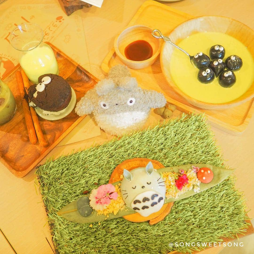 Song Sweet Songさんのインスタグラム写真 - (Song Sweet SongInstagram)「✨ Enjoy our Hot Summer in the lovely garden @mays_garden_house_restaurant , Totoro themed restaurant ✨🌺 ร้านนี้เหมาะกะแฟนๆเจ้าโตโตโร่มากๆ แค่เปิดประตูร้านก็มีน้องตัวเบ้อเริ่มยืนพุงใหญ่ต้องรับอย่างอบอุ่นฮะ ตัวร้านจะเป็นตีมสวนเขียวชอุ่ม จะได้นั่งฟังเพลงโตโตโร่จนเอาออกจากหัวไม่ได้♫ สำหรับเมนูน่ารักๆที่คู่ควรแก่การสั่งมาถ่ายรูป ก็จะประมาณ 200-300 บาทฮะ (อ่อ ในร้านมีอาหารคาวด้วย) ร้านอยู่ที่ซอยสุขุมวิท 29 เดินมาจาก bts อโศกได้ แต่แนะนำมาพี่วินจะเสียเหงื่อน้อยกว่าค่ะ555 ． ． ． ． #ghibli #ghiblistudio #totoro #maysgardenhouserestaurant #maysgardenhouse #bangkok #thailand #igthai #igthailand #cutecafe #トトロ ＃となりのトトロ ＃カフェ #キャラクターカフェ#songsweetsongxtotoro #songsweetsong #eatwithsong」3月26日 11時23分 - songsweetsong