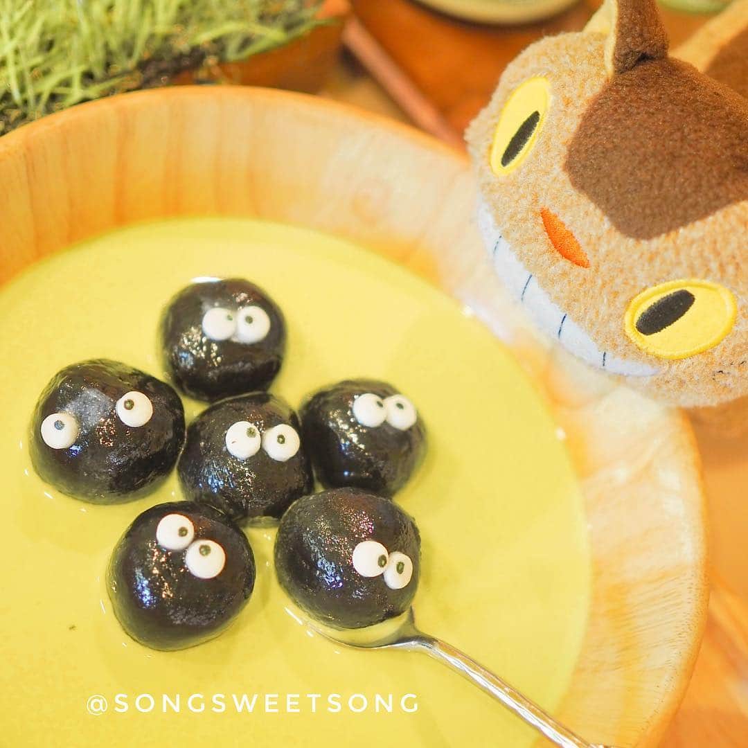 Song Sweet Songさんのインスタグラム写真 - (Song Sweet SongInstagram)「✨ Enjoy our Hot Summer in the lovely garden @mays_garden_house_restaurant , Totoro themed restaurant ✨🌺 ร้านนี้เหมาะกะแฟนๆเจ้าโตโตโร่มากๆ แค่เปิดประตูร้านก็มีน้องตัวเบ้อเริ่มยืนพุงใหญ่ต้องรับอย่างอบอุ่นฮะ ตัวร้านจะเป็นตีมสวนเขียวชอุ่ม จะได้นั่งฟังเพลงโตโตโร่จนเอาออกจากหัวไม่ได้♫ สำหรับเมนูน่ารักๆที่คู่ควรแก่การสั่งมาถ่ายรูป ก็จะประมาณ 200-300 บาทฮะ (อ่อ ในร้านมีอาหารคาวด้วย) ร้านอยู่ที่ซอยสุขุมวิท 29 เดินมาจาก bts อโศกได้ แต่แนะนำมาพี่วินจะเสียเหงื่อน้อยกว่าค่ะ555 ． ． ． ． #ghibli #ghiblistudio #totoro #maysgardenhouserestaurant #maysgardenhouse #bangkok #thailand #igthai #igthailand #cutecafe #トトロ ＃となりのトトロ ＃カフェ #キャラクターカフェ#songsweetsongxtotoro #songsweetsong #eatwithsong」3月26日 11時23分 - songsweetsong