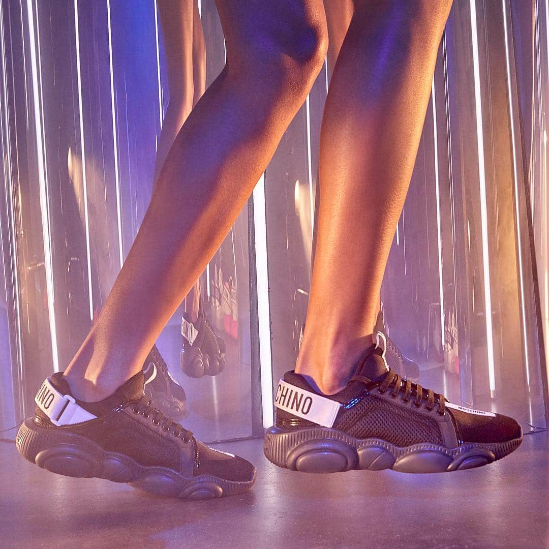 Moschinoさんのインスタグラム写真 - (MoschinoInstagram)「Moschino spring-summer 2019 Teddy Shoes on Moschino.com and at Moschino’s main boutiques #moschinoteddyshoes #moschinoshoes #moschino @itsjeremyscott photo @marcus_mam」3月26日 11時26分 - moschino