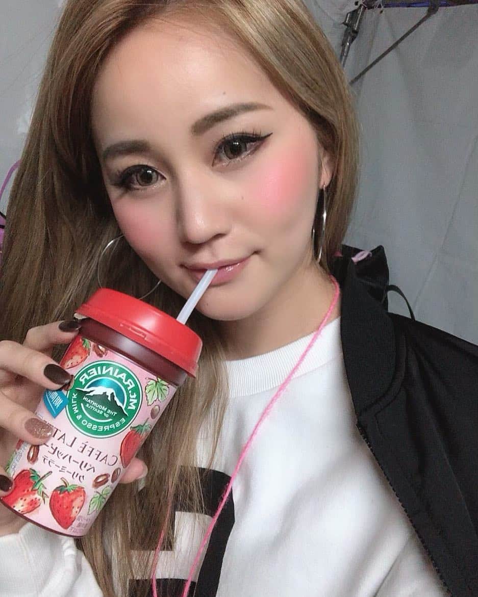 LORYのインスタグラム：「おはよう☀ 今日はお仕事で早起きだったから ねむいなぁ、、、😪 . このマウントレーニアの新しいやつ めっちゃおいしい😍💘 ろーちゃんコーヒーが飲めないんだけど 一丁前にコーヒー感はちょっとだけ欲しい時があるの😂 クリーミーで甘くてほんのりいちごでベスト！🥰☕️🍓」
