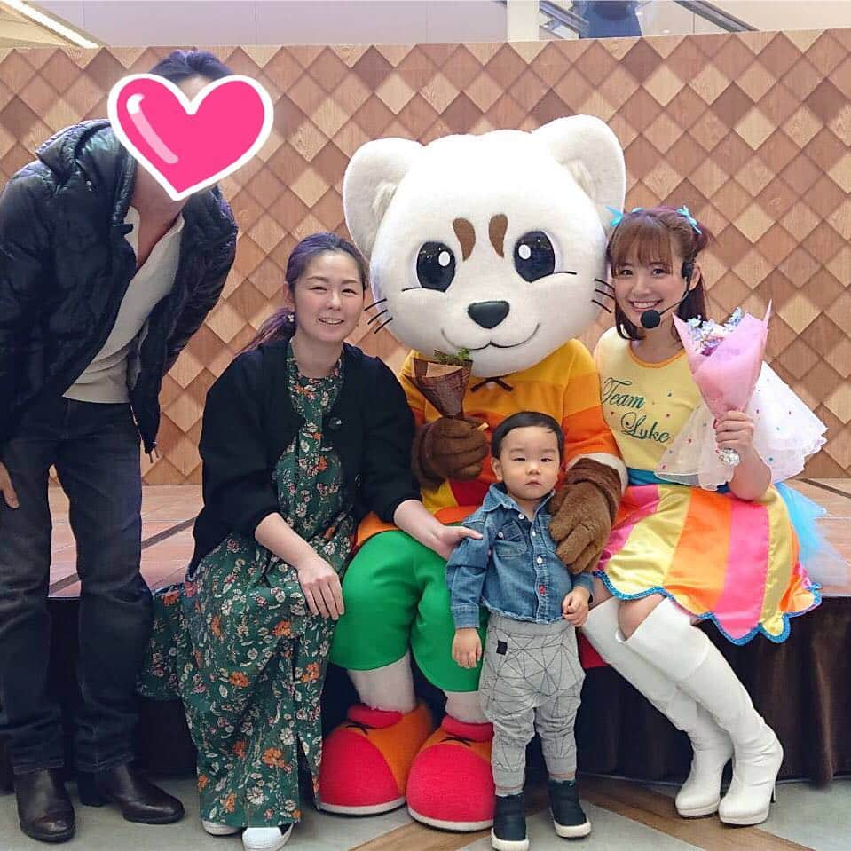 江頭ひなたさんのインスタグラム写真 - (江頭ひなたInstagram)「ショー当日は沢山の友人達が会いに来てくれました❤️ ①あっけ💕と姪っ子ちゃん達😍名古屋と札幌の行き来で大変だと思うけど、タイミング良く札幌で会えてよかった😆ありがとう‼️ ・ ②高校の同級生チーム‼️ひな🌸みすず🌸あき🌸ありがとう💕 ・ ③明日へヤッホー！と、アリオ体操の作曲者のRaizoさん‼️ほんとにいつもステキな楽曲をありがとうございます❤️ ・ ④高校の同級生あきなと娘のカレンちゃん😄いつも気にかけてくれて、ありがとう‼️ ・ ⑤高校の同級生のさや😊‼️久しぶりに会ったけど、素敵なお母さんになってたね❤️ありがとう❤️ ・ ⑥カメラマンkatomiちゃんと、katomiママとうちのママ😁katomiは、0歳の時から幼馴染‼️家が隣だったからねー😊今回は撮影で入ってもらいました‼️いつもありがとー‼️ ・ ⑦⑧みすずの娘のゆづきちゃん✨が、ショーの時、こーんな可愛すぎる笑顔で楽しんでいてくれたらしい😍😍もう、可愛すぎる😍😍❤️ ・ ・ 他にもたくさんのファンの方、お客様が写真撮影会に並んで下さって、ありがとうございました‼️お子さんだけでなく、大人のファンの方もいて、本当にありがとうございました😊💕 #ルーク #エゾクロテン #ファミリーショー #歌のお姉さん #歌のおねえさん #うたのおねえさん #ひなたお姉さん #キャラクター #着ぐるみ #ゆるキャラ #mascot」3月26日 11時27分 - hinataeto