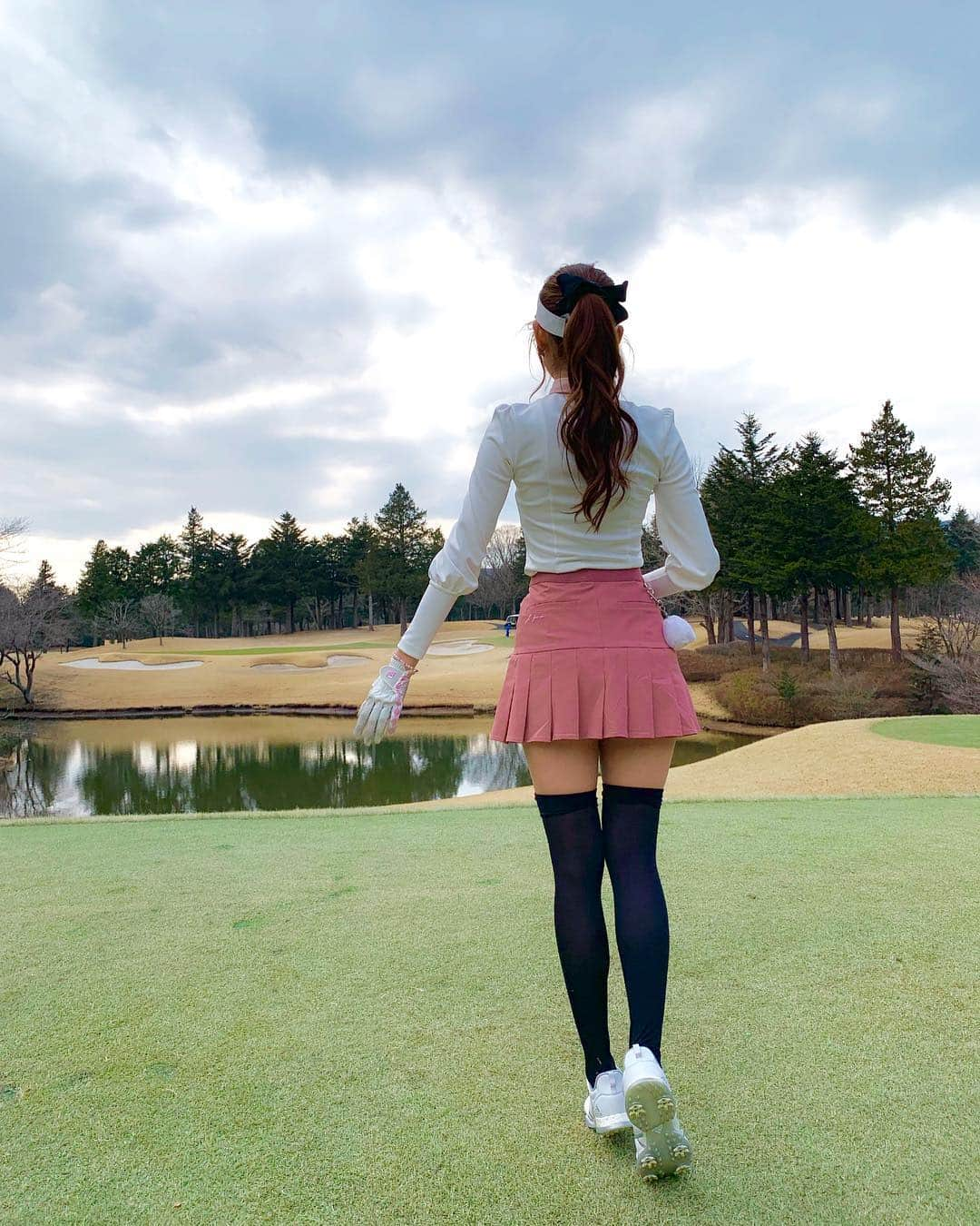 美波千夏さんのインスタグラム写真 - (美波千夏Instagram)「⛳️⛳️⛳️ 4/24(水)に日本ゴルフツアー選手権SNSアンバサダー女子ゴルフコンペが開催されます⛳️❤️ 森ビルカップが開催される宍戸ヒルズカントリークラブでコンペ🥺✨楽しみすぎる！！！ そして今回、大会を一緒に盛り上げてくれる女性30名を大募集しています💓💓エントリーページはストーリーあげておきますのでそちらからよろしくお願い致します🌟 . . ウェアは @j.jane_japan です💓春っぽくてかわいい🌸🌸ニーハイソックスとの相性が抜群です🥺それにしても左での不自然さよw . . #日本ゴルフツアー選手権SNSアンバサダー #日本ゴルフツアー選手権 #森ビルカップ #宍戸ヒルズカントリークラブ #宍戸ヒルズCC #日本ゴルフツアー選手権森ビルカップshishidohils #JGTO」3月26日 11時28分 - chinatsu_minami