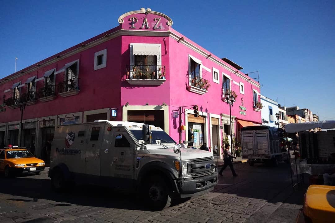 谷中敦さんのインスタグラム写真 - (谷中敦Instagram)「素晴らしく美しいメキシコらしい街。昨日のライブの主催関連の人のお母様が『住んで欲しい』って言ってくれたけど、なるほどね、って思いました。機会がもしもあったなら、是非オアハカに訪れてみて欲しいです。 #sonycamera #RX1RM2 #RX0」3月26日 11時34分 - a.yanaka