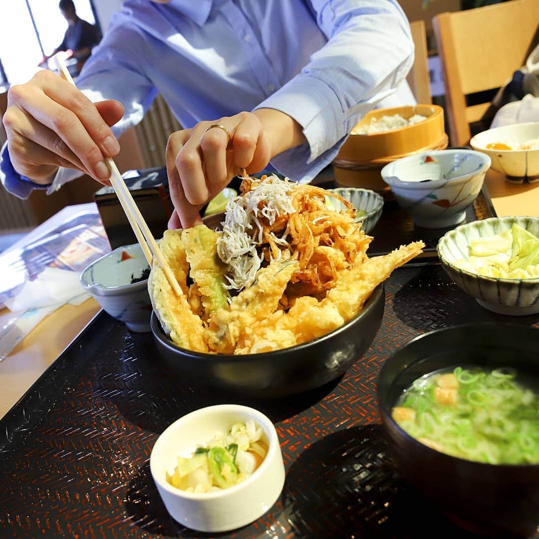 のインスタグラム：「Isn't it mine? * 取っちゃダメー❗ * #今日 は#ガッツリ#天丼 #写真撮ってる間に #1個ちょーだーい #って取られたー #食べ物の怨みは怖いからね💢 * 食いしん坊バンザイ #たはら暮らし * #渥美半島#田原市#伊良湖岬#伊良湖#赤羽根#丼#ランチ#めっくんハウス#lunch#tahara#irago#akabane#surfing#田舎暮らし#日々の暮らし#休日の過ごし方#スローライフ#instagramjaran#igersjp」