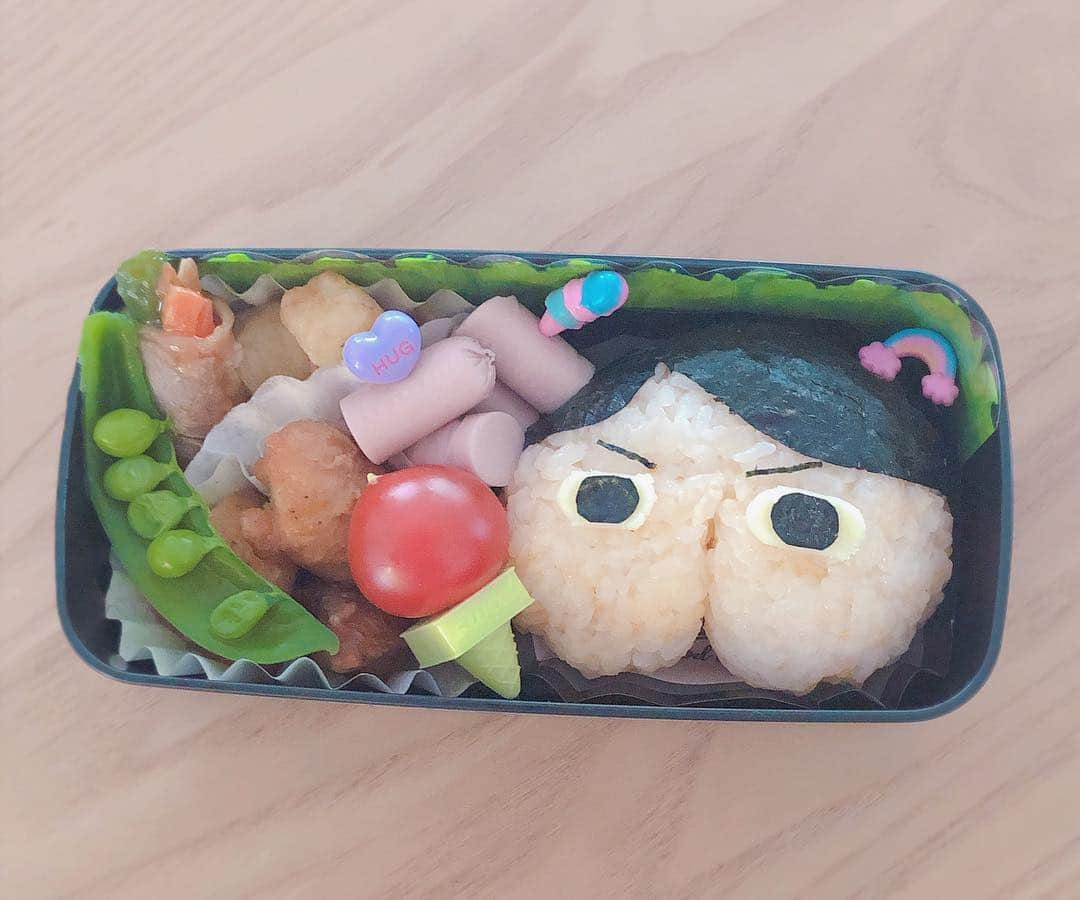 折原みかさんのインスタグラム写真 - (折原みかInstagram)「長男の卒園遠足のお弁当🍙 雨男の長男、やっぱり天気悪い☁️☂️なんでなんだろう？ 今回はリクエストは、おしり探偵！と魚肉ソーセージとから揚げ！嫌いな卵やちくわなどは入れませんでした♫きっと喜んでくれるはず💩 #お弁当 #キャラ弁 #おしりたんてい弁当 #おしり探偵 #おしりたんてい #おしり #卒園遠足 #遠足 #ピクニック #べんとう #保育園児 #卒業おめでとう #楽しんできてね #最後の思い出作り #でこふり #100均ピック #雨男 #おとこのこまま #保育園児ママ」3月26日 11時42分 - mikaorihara