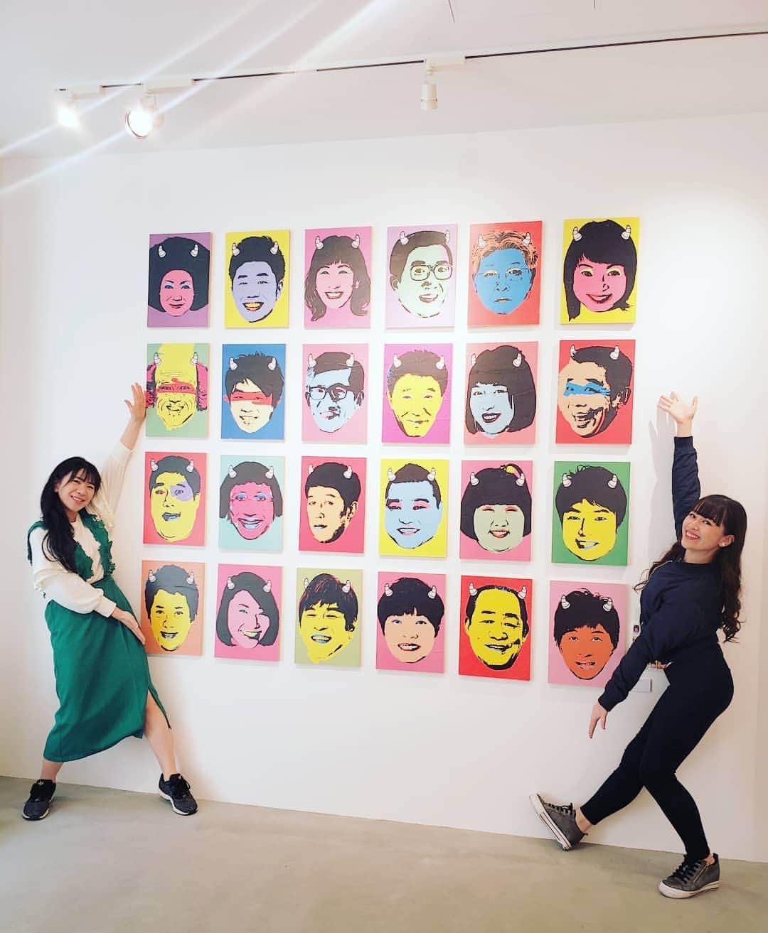 服部ひで子さんのインスタグラム写真 - (服部ひで子Instagram)「3/21(木)～4/14(日)まで、  なんばグランド花月の、すぐ近くにある 『LAUGH & PEACE ART GALLERY』と言うギャラリーで、  アーティストのbuggyさんが、吉本新喜劇スターを描く、 「YOSHIMOTO SHINKIGEKI 60th Anniversary Special buggy×Super Star展」を、開催しています＼(^-^)／！ ！！ 新喜劇座員の、木下鮎美ちゃんの素敵な絵も飾ってありますので 是非、足をお運びくださいませ～😄😄😄🎵 とっても 映えてるスポットです😆📸✨ #吉本新喜劇 #よしもと新喜劇 #新喜劇 #LAUGHANDPEACEARTGALLERY #ぢゃいこ姉さん と #木下鮎美 画伯と #小林ゆう ちゃんと行ってきました😄👍」3月26日 11時43分 - hideko_hattori