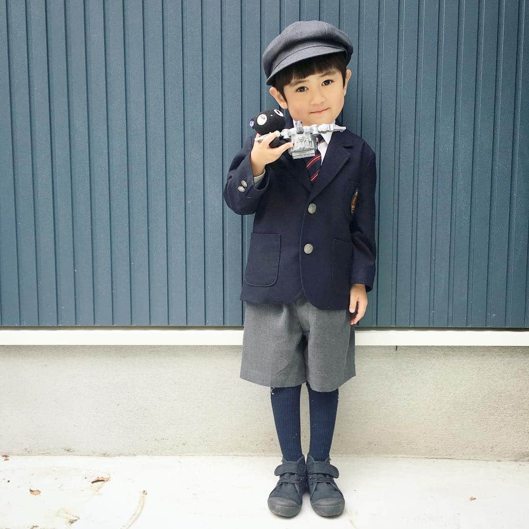 のインスタグラム：「#修了式 * 1年間、年少さんよく頑張りました💮 * 4月からはいよいよ年中さん👦🏻 * 年少さんが終わるのがちょっと寂しく感じたのは、母と先生たちだけで、子ども達は年中さんに向けてヤル気満々だったBearクラス最後の日でした😂 * 普段、基本ジャージな登園スタイルなので、年少最後の記念に制服だけじゃなく制帽まで被せて登園させてみた😊 * * * #幼稚園男子 #年少さん #4歳 #4歳男の子 #制服姿 #前髪ぱっつん男子」
