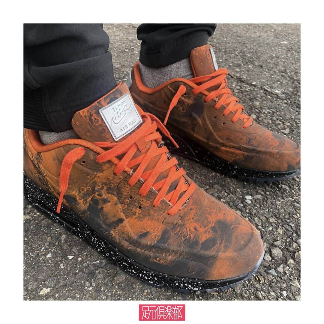 のインスタグラム：「"火星"から着想を得た「NIKE」の[AIR MAX 90 QS "MARS LANDING”]。酸化鉄を含んだ岩や砂で覆われて赤く見える火星の表面をデザインと捉え、アッパーには火星を模した特徴的なグラフィックを配置。ミッドソールは銀河を連想させるブラックと煌びやかな星々をイメージして製作。宇宙をテーマとしたスニーカーが多くリリースされる中、"火星"にスポットを当てた前衛的な逸足。 . (@harden13fuji )さんの足元倶楽部 . ブランド : NIKE モデル名: AIR MAX 90 QS "MARS LANDING" . ▼今すぐフォローして最新情報をチェックしよう！ 【NIKE 公式アカウント】 ⇒#@nike . #nike #airmax90 #mars #ナイキ #エアマックス90 #足元倶楽部#足元クラブ #足元くら部 #足元 #あしもと倶楽部 #スニーカー#スニーカーコーデ #スニーカー同好会#キックス #靴 #コーディネート#スナップ #ファッションスナップ #ストリートスナップ#お気に入りの一足 #今日の逸足 #逸足 #운동화 #kicks#newkicks」