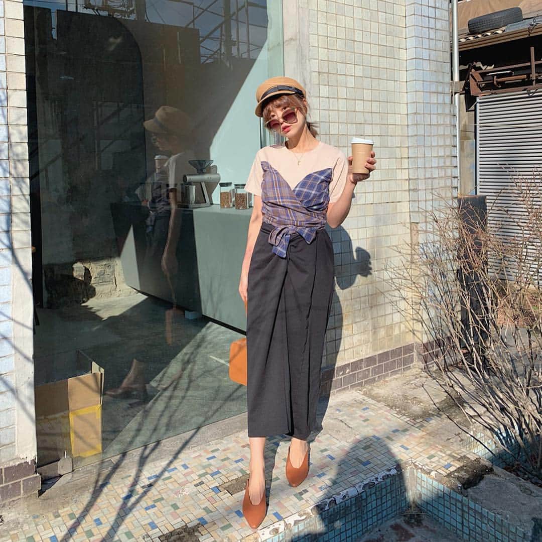 郭圈圈さんのインスタグラム写真 - (郭圈圈Instagram)「不笑還是笑還是睡覺😆😆 —- All outfits @marumaru_lea_official (連線優惠到週五下午五點） . . . . #ootd#style#outfit#bloggerstyle#ootdshare#ootdfashion#ootdstyle#ootdguide#ootdtaiwan#stylegram#ootdmagazine#personalstyle#lookoftheday#springlook#seoul#seoulcafe#首爾咖啡廳#聖水カフェ#韓國首爾#聖水洞#leainseoul#lea_korea#lea_outfit#20190323#cafeonion #圈圈去韓國🇰🇷」3月26日 11時52分 - helloiamlea