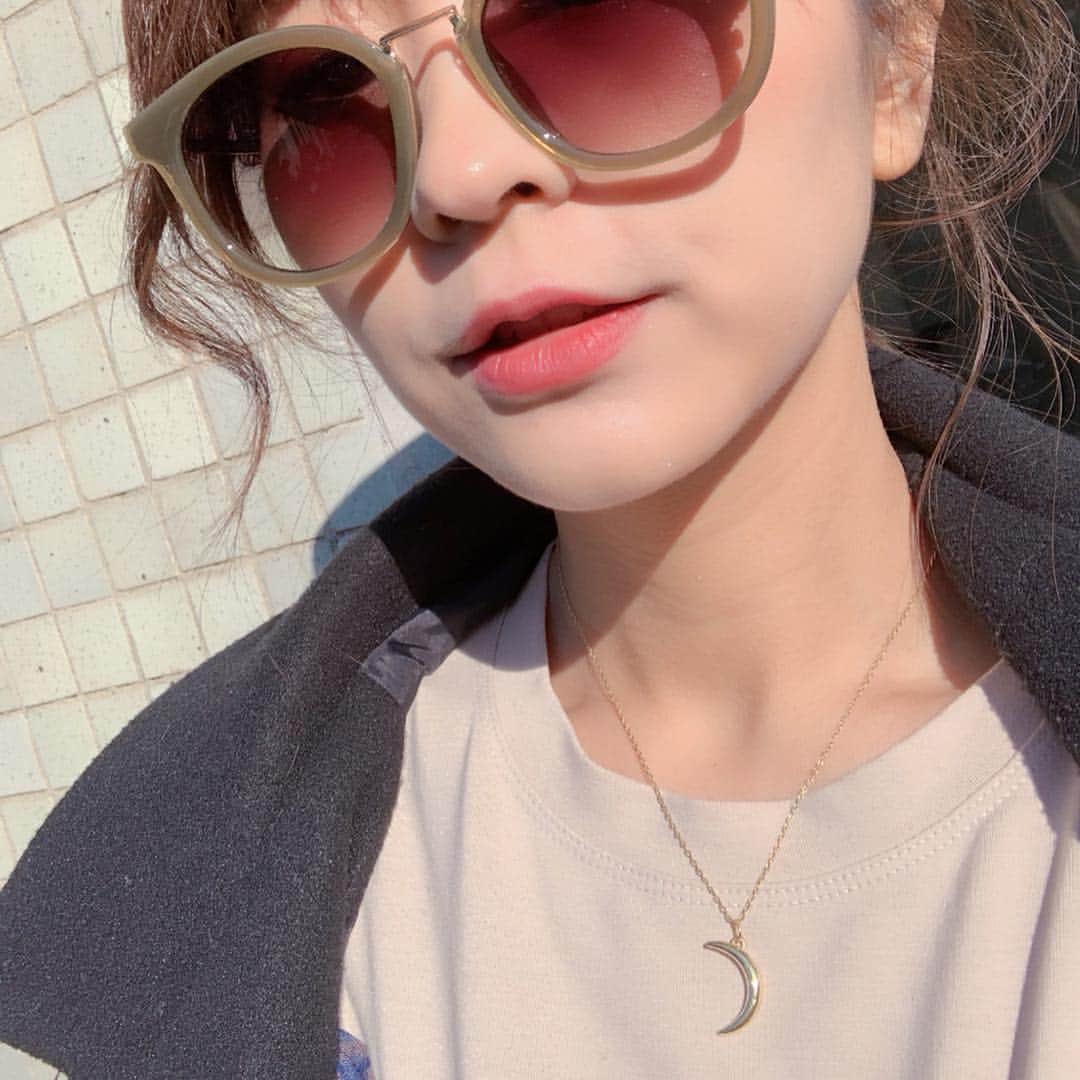 郭圈圈さんのインスタグラム写真 - (郭圈圈Instagram)「不笑還是笑還是睡覺😆😆 —- All outfits @marumaru_lea_official (連線優惠到週五下午五點） . . . . #ootd#style#outfit#bloggerstyle#ootdshare#ootdfashion#ootdstyle#ootdguide#ootdtaiwan#stylegram#ootdmagazine#personalstyle#lookoftheday#springlook#seoul#seoulcafe#首爾咖啡廳#聖水カフェ#韓國首爾#聖水洞#leainseoul#lea_korea#lea_outfit#20190323#cafeonion #圈圈去韓國🇰🇷」3月26日 11時52分 - helloiamlea
