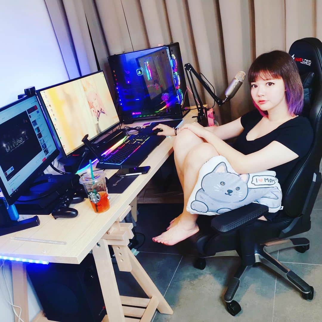 YingTzeさんのインスタグラム写真 - (YingTzeInstagram)「Me , Every Night At 9pm (GMT+8) ! 😂 _ Been using my new pc for almost a month now and I pretty happy with it so far ! ❤️ I invested heavily on my streaming equipment this year : new desktop for smoother streams , mic for better sound quality , speakers and also built in game capture card for my other gaming consoles. All these so I could deliver a higher quality and entertaining streams for you ~ ❤️ _ This month is also a great month because I found a game that I really enjoyed : Yakuza 0 ! Spent almost 20 ++ hours in this game and just 1/3 into the main story ~ the mini games and sub missions are so much fun ! _ Tonight’s gaming stream is Mobile Legends . New season so I’m back to Epic II. Time to climb the toxic ladder ! See you at 9pm later only at my FB Page . ▶️ fb.gg/yingtze1206 _ p/s : Thank you @warlordtech for sending me this comfy gaming chair ! ❤️ #blessed #rogmykol #asus #asusrog #republicofgamers #corsair #corsairgaming #corsairsea #gskill #gskillgaming #razer #soundblasterx #warlord」3月26日 11時53分 - yingtze