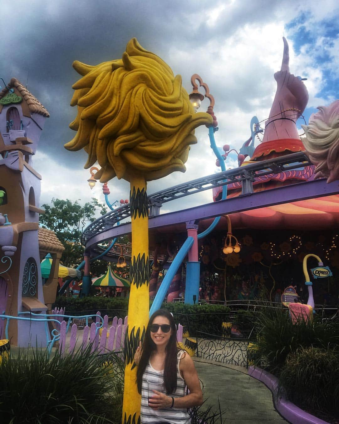 マリッサ・キャステリさんのインスタグラム写真 - (マリッサ・キャステリInstagram)「Go to Universal ✔️ Try butter beer ✔️ Take a picture with a truffula tree ✔️ . . . . . . #truffulatree #seusslanding #butterbeer #universalstudios」3月26日 11時54分 - marissacastelli