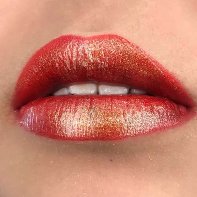 M∙A∙C Cosmetics Japanのインスタグラム：「⠀ M∙A∙Cアーティストが リップスティックの魅力を いろんな角度からお伝えする💁‍♀️ #PowerOfLipstick 💄✨ 今回の色は… #ルビーウートーキョー 💋 ⠀ [グランド イリュージョン グロッシー リキッド リップカラー]  レッツ ロック を上から重ねると、幻想的な仕上がりに✨ ⠀ PHOTO:⠀@mac.ueno_marui ⠀ ⠀ ⠀ ⠀ ⠀ ⠀ #MACCosmeticsJapan #MACコスメ #MACCosmetics #MyArtistCommunityJP #MACArtistChallenge #MAC #コスメ #メイク #リップ #リップスティック #赤リップ #レッドリップ #RubyWooTokyo #MACリップ #パワーオブリップスティック」