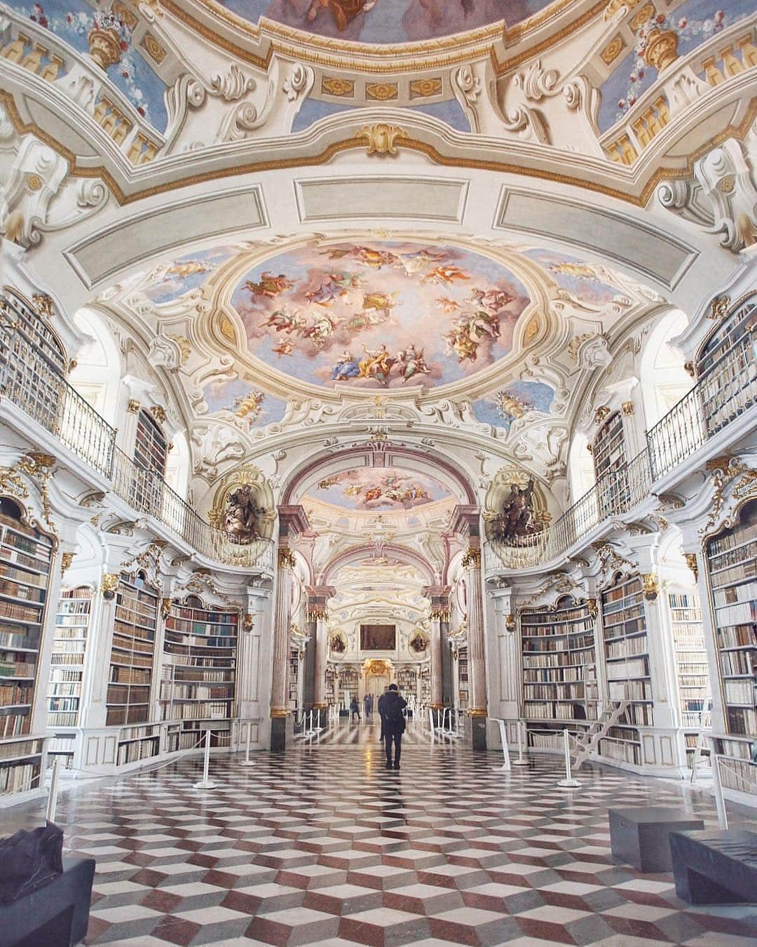 9GAGさんのインスタグラム写真 - (9GAGInstagram)「Is this real life Beauty and The Beast library?! 😍📚 Follow @voyaged to find your dream library! | By @monalogue」3月26日 11時57分 - 9gag