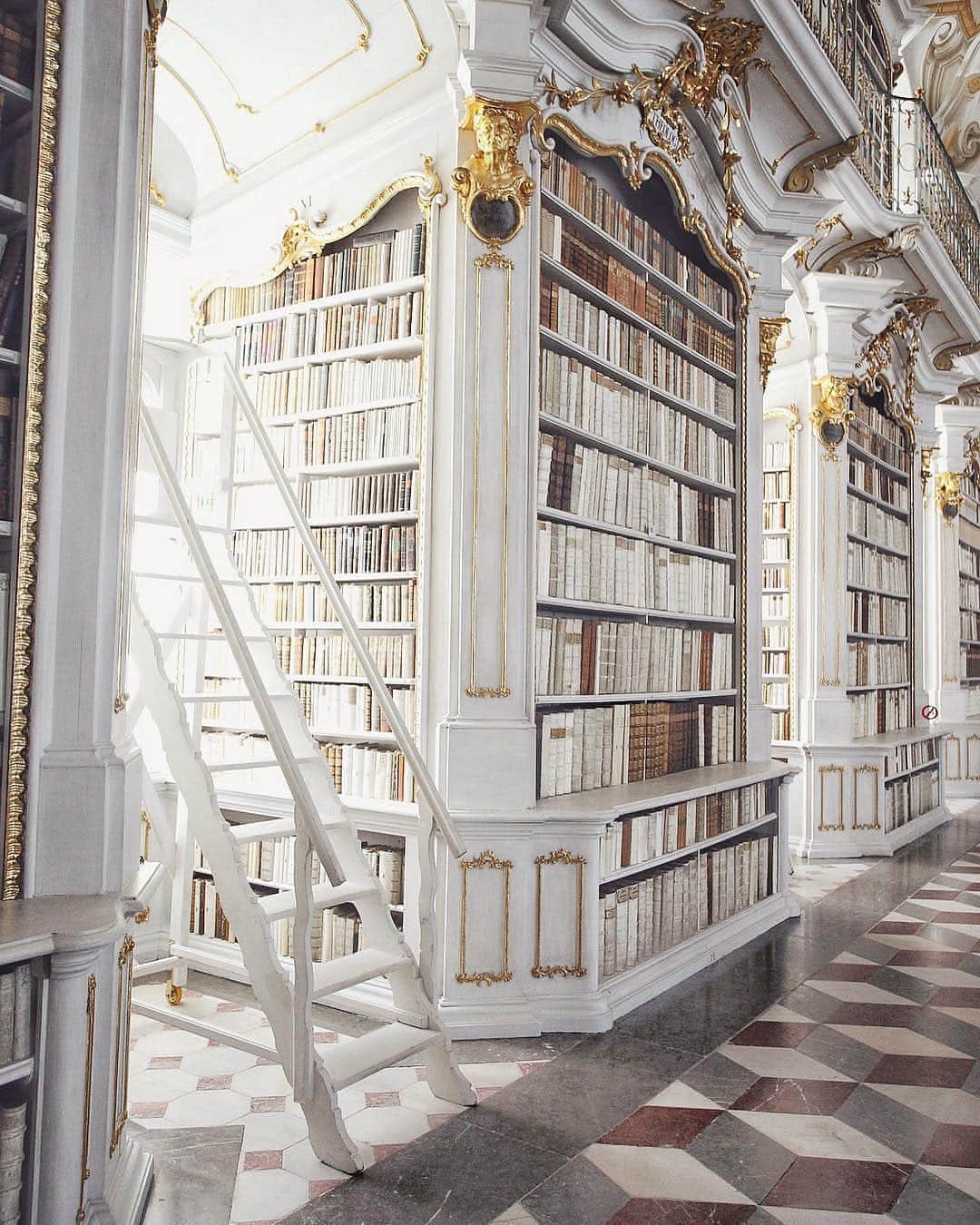 9GAGさんのインスタグラム写真 - (9GAGInstagram)「Is this real life Beauty and The Beast library?! 😍📚 Follow @voyaged to find your dream library! | By @monalogue」3月26日 11時57分 - 9gag