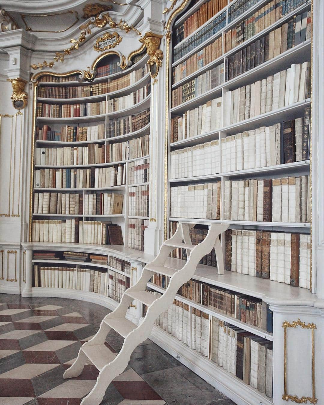 9GAGさんのインスタグラム写真 - (9GAGInstagram)「Is this real life Beauty and The Beast library?! 😍📚 Follow @voyaged to find your dream library! | By @monalogue」3月26日 11時57分 - 9gag