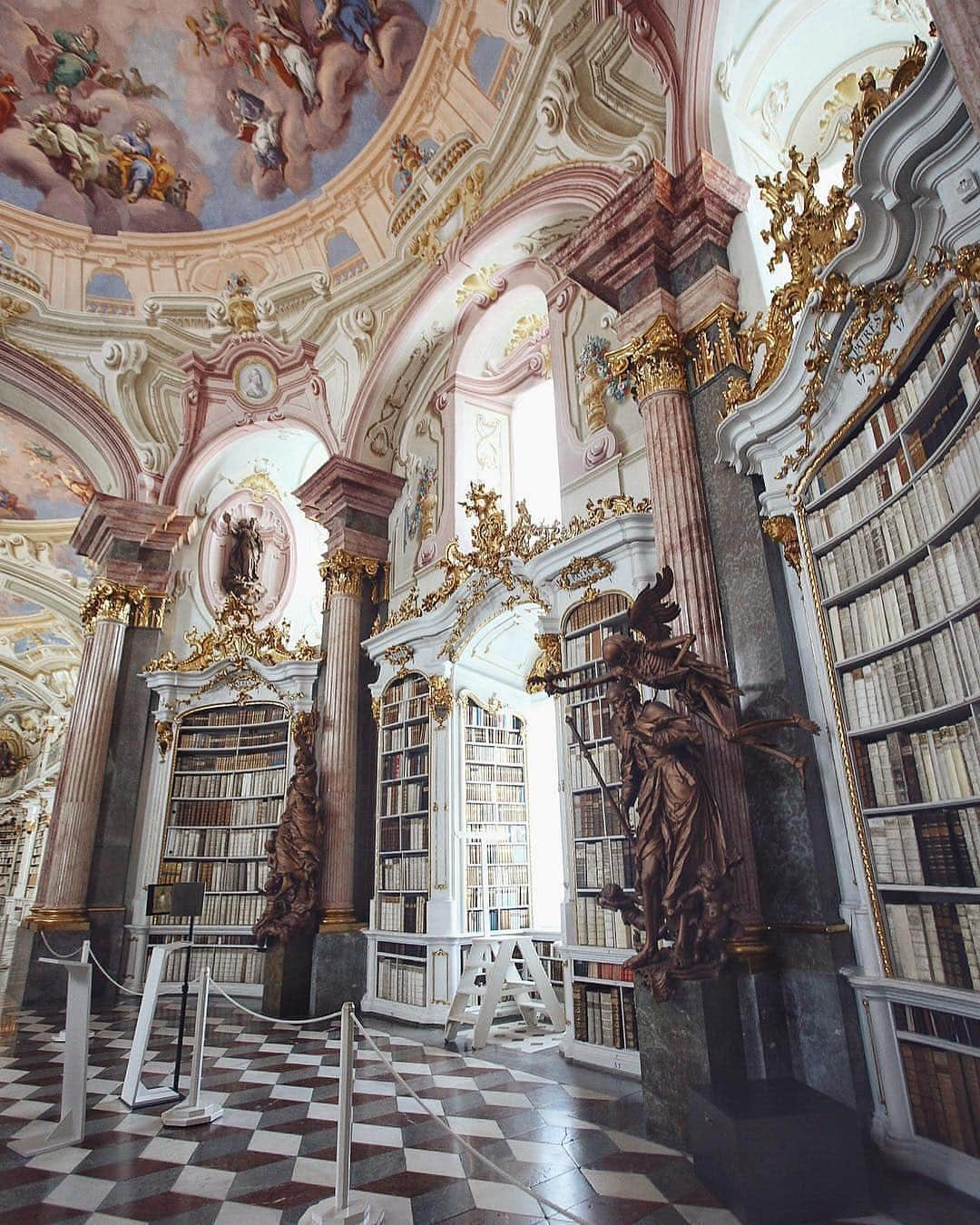 9GAGさんのインスタグラム写真 - (9GAGInstagram)「Is this real life Beauty and The Beast library?! 😍📚 Follow @voyaged to find your dream library! | By @monalogue」3月26日 11時57分 - 9gag