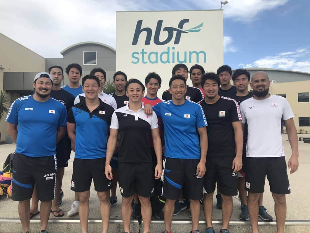 のインスタグラム：「2019WLICT🇦🇺🤽‍♂️ 始まります！ . 目標は金メダル👑 日本の水球が世界に通じるということを証明したい！ . 今回は、女子のスタッフに本宮監督と柳瀬コーチも一緒に戦っています！ 男子も女子も応援よろしくお願いします💪 . #nationalteam #japan #worldleague #waterpolo #australia #日本代表 #水球 #4 #perth #パース #sunset」