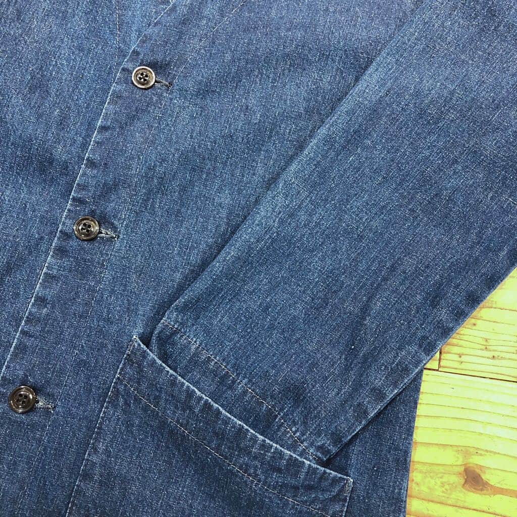 Simply_apronさんのインスタグラム写真 - (Simply_apronInstagram)「\\ 今の季節におすすめデニムコート // . 暖かくなってきた今の季節におすすめのノーカラーデニムコート。 . ヴィンテージ感のあるデニムを使用し、軽めでさらっと羽織れるのが魅力。使い込むほどにデニムの風合いが増し、自分だけの1枚に。 . 是非、名古屋ラシック店でご覧ください。 . ──────────────── ノーカラーデニムコート 27,000円＋税 Col:ネイビー 商品コード:SY9S3101 https://shop-simply-coltd.jp/products/detail.php?product_id=1528 ──────────────── . ★Simply ONLINE SHOPはプロフィールURLから↓ @simplycoltd . #simply #シンプリー #simplycoltd #エプロン #お出かけエプロン #ワークウエア #ウエア #apron #wear #workwear #キッチン雑貨 #キッチン #kitchen #simplygood #ボーイな女 #大人カジュアル #denim #madeinjapan #nocollar #デニム #岡山デニム #ノーカラー #ノーカラーデニムコート #春の季節におすすめ」3月26日 12時00分 - simplycoltd