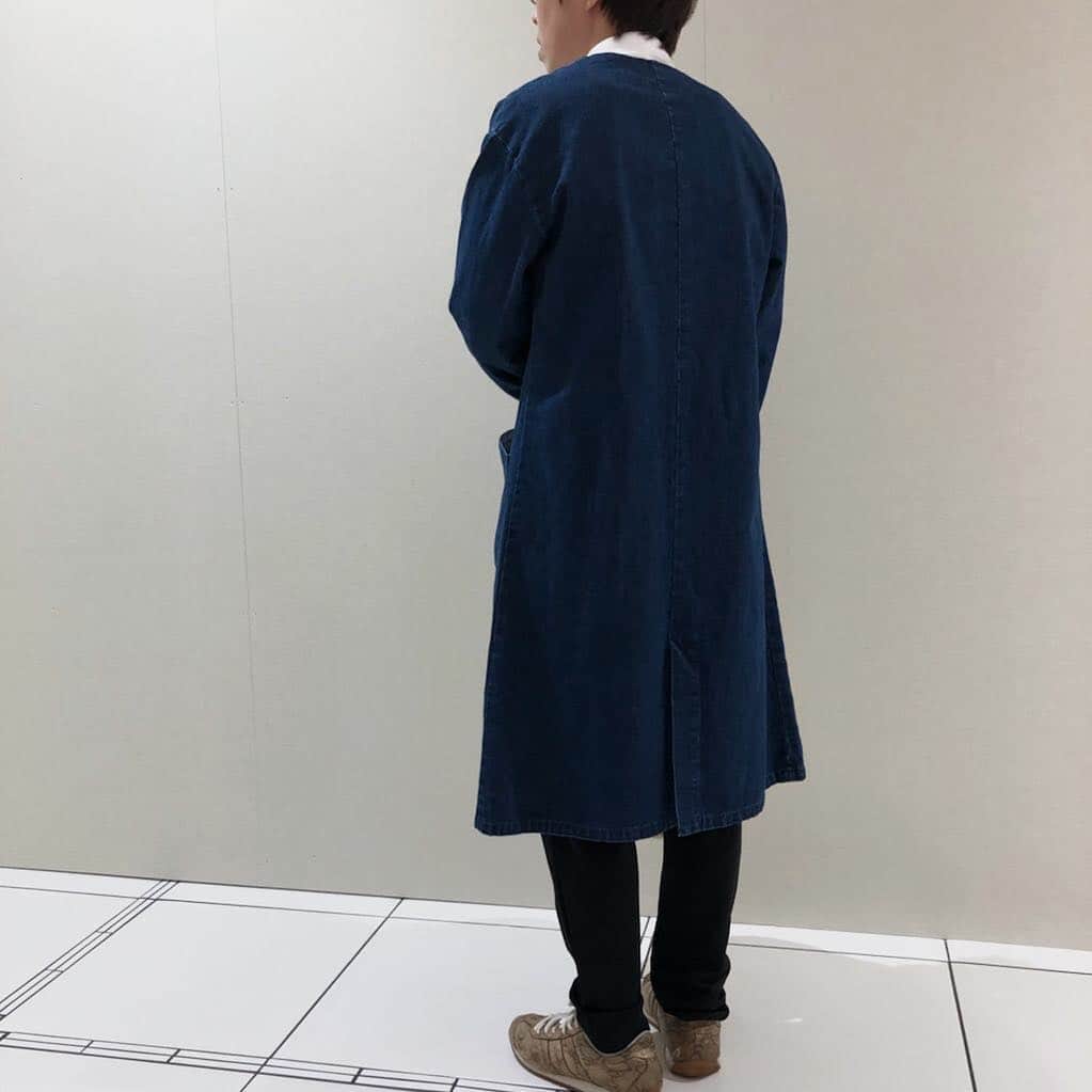 Simply_apronさんのインスタグラム写真 - (Simply_apronInstagram)「\\ 今の季節におすすめデニムコート // . 暖かくなってきた今の季節におすすめのノーカラーデニムコート。 . ヴィンテージ感のあるデニムを使用し、軽めでさらっと羽織れるのが魅力。使い込むほどにデニムの風合いが増し、自分だけの1枚に。 . 是非、名古屋ラシック店でご覧ください。 . ──────────────── ノーカラーデニムコート 27,000円＋税 Col:ネイビー 商品コード:SY9S3101 https://shop-simply-coltd.jp/products/detail.php?product_id=1528 ──────────────── . ★Simply ONLINE SHOPはプロフィールURLから↓ @simplycoltd . #simply #シンプリー #simplycoltd #エプロン #お出かけエプロン #ワークウエア #ウエア #apron #wear #workwear #キッチン雑貨 #キッチン #kitchen #simplygood #ボーイな女 #大人カジュアル #denim #madeinjapan #nocollar #デニム #岡山デニム #ノーカラー #ノーカラーデニムコート #春の季節におすすめ」3月26日 12時00分 - simplycoltd