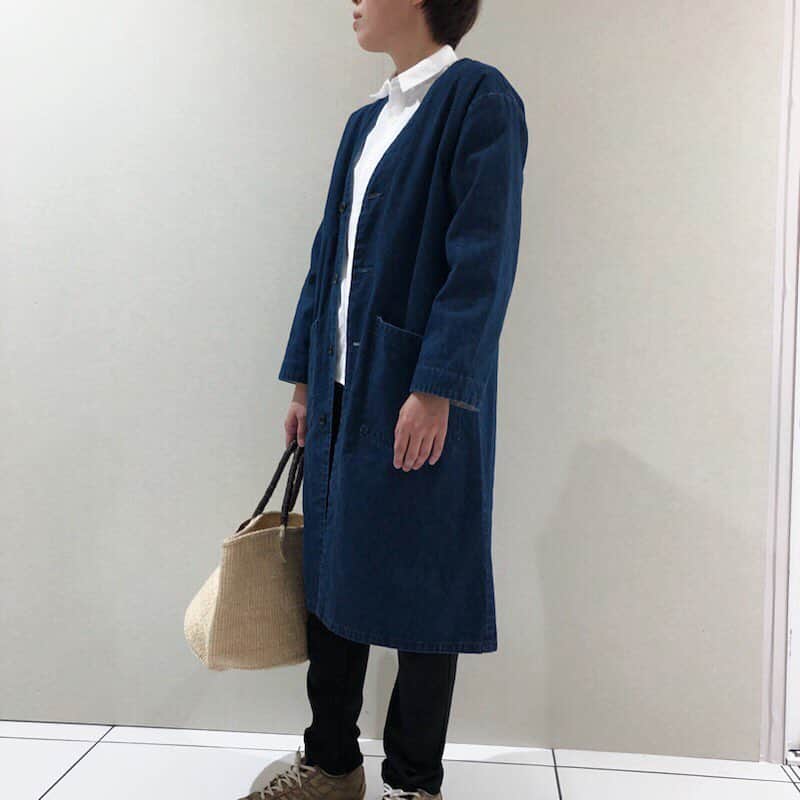 Simply_apronさんのインスタグラム写真 - (Simply_apronInstagram)「\\ 今の季節におすすめデニムコート // . 暖かくなってきた今の季節におすすめのノーカラーデニムコート。 . ヴィンテージ感のあるデニムを使用し、軽めでさらっと羽織れるのが魅力。使い込むほどにデニムの風合いが増し、自分だけの1枚に。 . 是非、名古屋ラシック店でご覧ください。 . ──────────────── ノーカラーデニムコート 27,000円＋税 Col:ネイビー 商品コード:SY9S3101 https://shop-simply-coltd.jp/products/detail.php?product_id=1528 ──────────────── . ★Simply ONLINE SHOPはプロフィールURLから↓ @simplycoltd . #simply #シンプリー #simplycoltd #エプロン #お出かけエプロン #ワークウエア #ウエア #apron #wear #workwear #キッチン雑貨 #キッチン #kitchen #simplygood #ボーイな女 #大人カジュアル #denim #madeinjapan #nocollar #デニム #岡山デニム #ノーカラー #ノーカラーデニムコート #春の季節におすすめ」3月26日 12時00分 - simplycoltd
