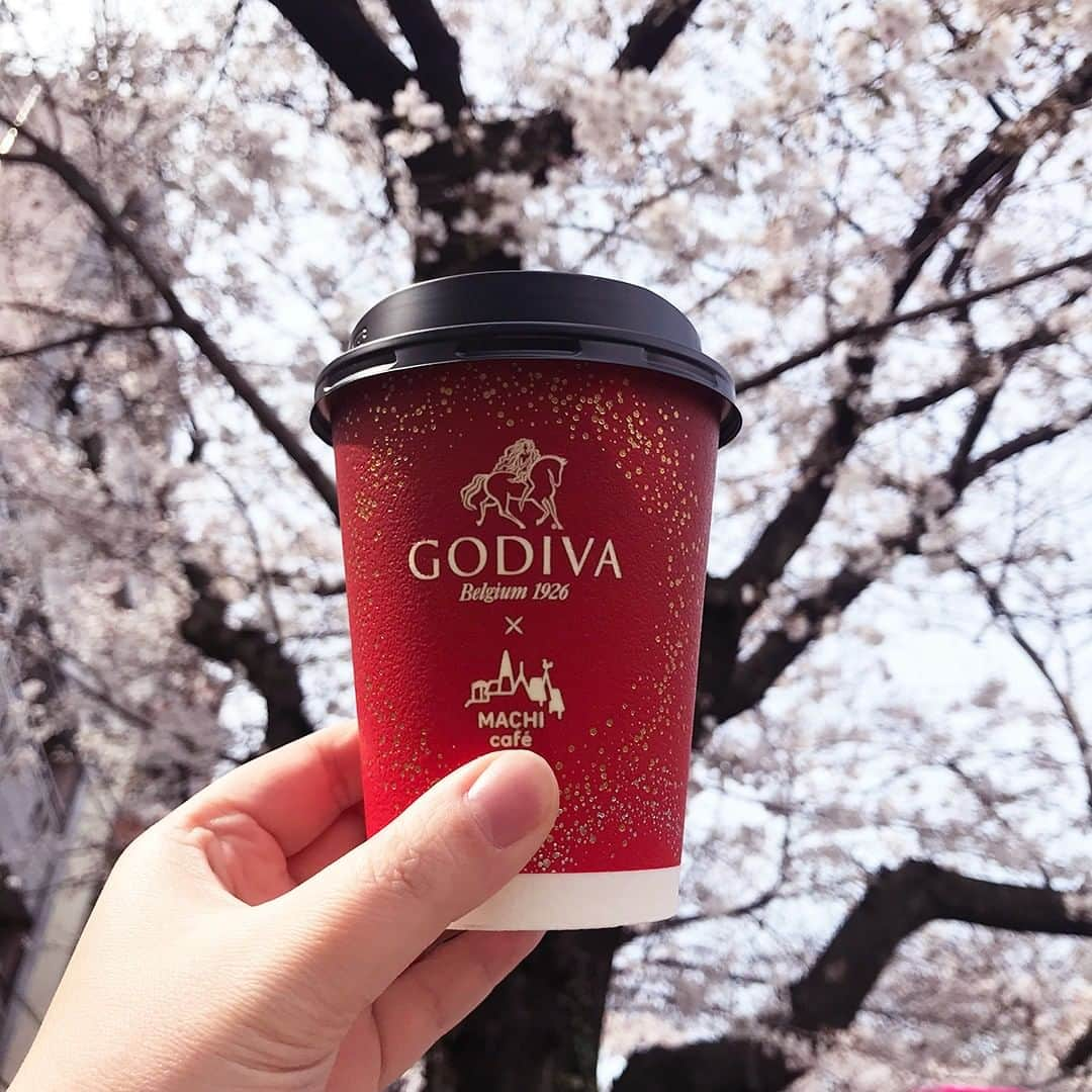 GODIVAさんのインスタグラム写真 - (GODIVAInstagram)「ご好評につき再販決定！🎉 . ベルギー製クーベルチュールチョコレートがカフェラテに溶け込んだ、至福の一杯✨ 一部店舗を除く全国のローソンにて、GODIVAショコラカフェを販売中です！ 春のお散歩やお花見のお供にぜひ🌸 . . #マチカフェ #ゴディバ #ローソン #チョコレート #ショコラカフェ #ショコラ #カフェ #数量限定 #限定 #スイーツ #ドリンク #ホットドリンク #エスプレッソ #godiva #chocolate #lawson #MACHIcafé #sweet #sweets #limited #hot #hotdrink #cafe #instasweet #instadessert #dessert」3月26日 12時00分 - godiva_japan