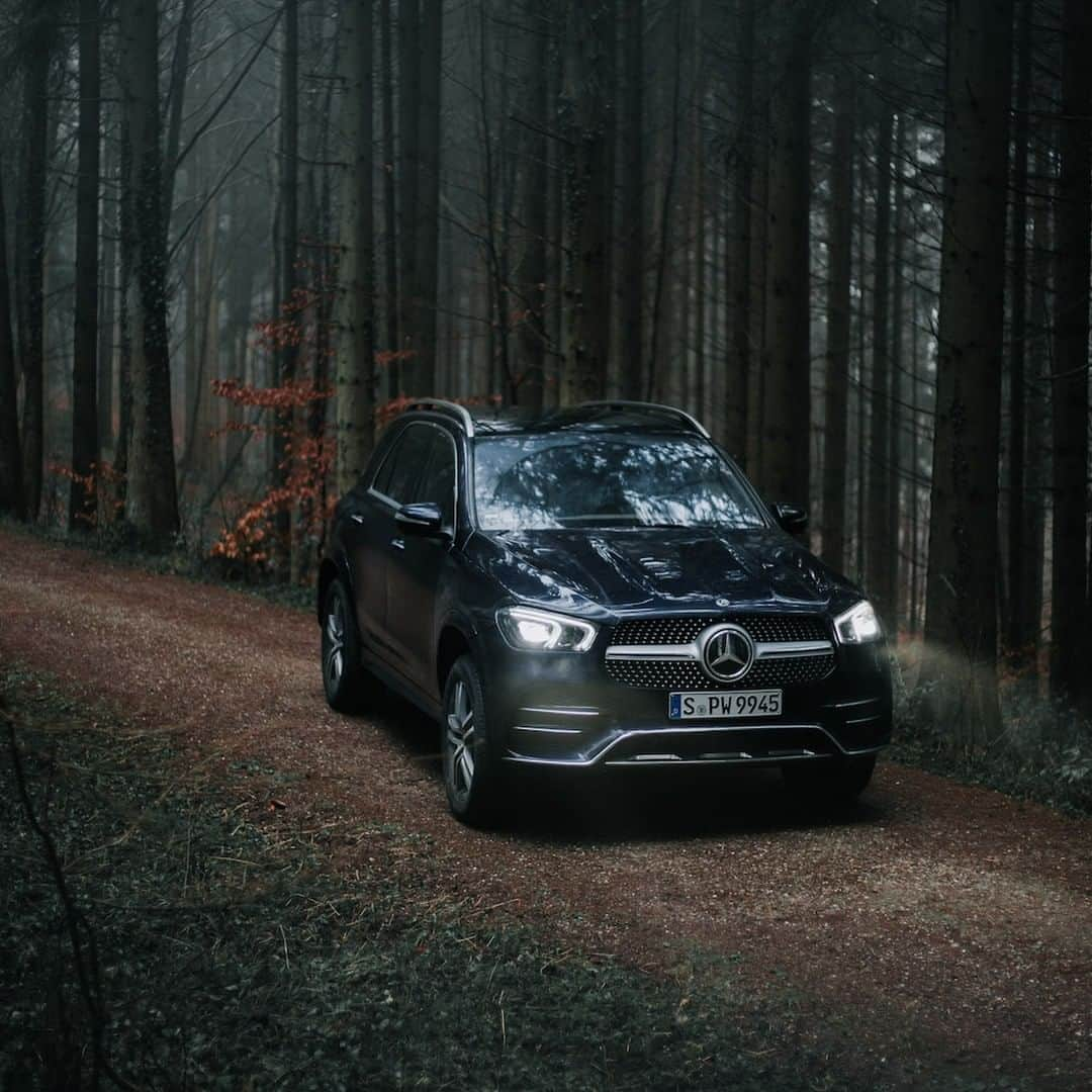 メルセデス・ベンツさんのインスタグラム写真 - (メルセデス・ベンツInstagram)「For any path you might choose: The new Mercedes-Benz GLE 400 d 4MATIC. 🌲 📸: @tobiasa.de for #MBsocialcar ______________________________ [Mercedes-Benz GLE 400 d 4MATIC | Kraftstoffverbrauch kombiniert: 7,2 l/100 km | CO2-Emissionen kombiniert: 189 g/km | mb4.me/RechtlicherHinweis/] . #Mercedes #MBCar #Car #Cars #Cartastic #carsofinstagram #InstaCar #MercedesBenz #newGLE #GLE #forest」3月26日 12時00分 - mercedesbenz