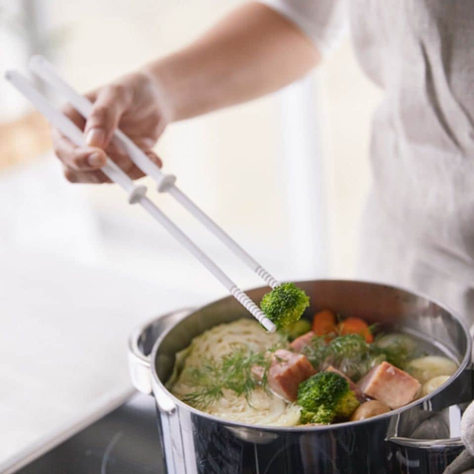 yamazaki_japanさんのインスタグラム写真 - (yamazaki_japanInstagram)「シリコーンコーティングのキッチンツールシリーズ「シリコーン菜箸 タワー」のご紹介です。 . 菜箸の先を浮かせて衛生的に置いたり、調理中に鍋のフチに掛けておくことができる「菜箸キーパー」がついているので、調理中のちょっとしたストレスが解消される使いやすい菜箸です◎ . シリコーンで出来ているので、滑りにくく具材をしっかり掴めます。 柔らかいのでお鍋やフライパンを傷つけることなく使えるのもポイント。 . 使いやすいだけでなく、シンプルなモノトーンデザインで、キッチンをスタイリッシュに演出します。 . ■SIZE：約W0.8×D0.8×H30cm --------------------------------- 山崎実業のコラムサイト「Simple Life Lab.」も運営中◎ 暮らしのアイデアや、漫画ヤマクマちゃんなど様々なコンテンツが掲載されています。 是非ご覧ください。 https://www.yamajitsu.co.jp/lab/ --------------------------------- #home#tower#キッチンツール#菜箸#さいばし#菜箸キーパー#キッチン#キッチン収納#モノトーンインテリア#整理整頓#整理収納#暮らし#丁寧な暮らし#シンプルライフ#おうち#シンプル#モダン#便利#おしゃれ #雑貨 #yamazaki #山崎実業」3月26日 12時00分 - yamazaki.home.channel