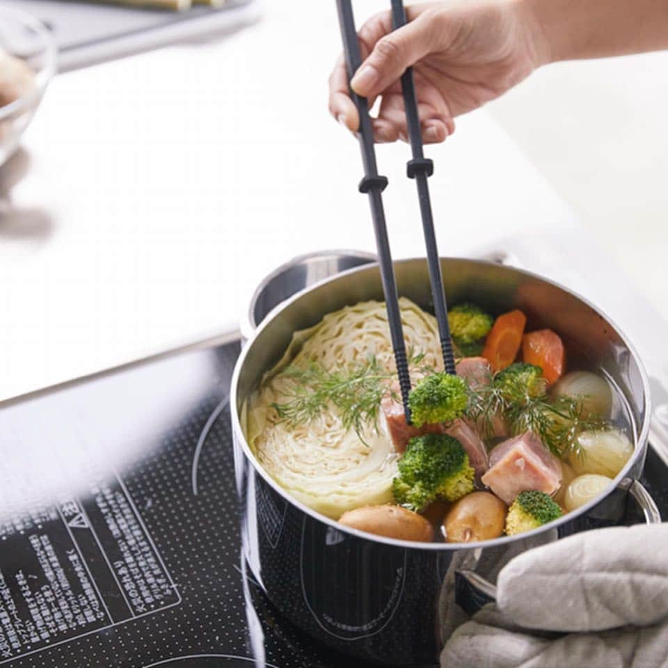yamazaki_japanさんのインスタグラム写真 - (yamazaki_japanInstagram)「シリコーンコーティングのキッチンツールシリーズ「シリコーン菜箸 タワー」のご紹介です。 . 菜箸の先を浮かせて衛生的に置いたり、調理中に鍋のフチに掛けておくことができる「菜箸キーパー」がついているので、調理中のちょっとしたストレスが解消される使いやすい菜箸です◎ . シリコーンで出来ているので、滑りにくく具材をしっかり掴めます。 柔らかいのでお鍋やフライパンを傷つけることなく使えるのもポイント。 . 使いやすいだけでなく、シンプルなモノトーンデザインで、キッチンをスタイリッシュに演出します。 . ■SIZE：約W0.8×D0.8×H30cm --------------------------------- 山崎実業のコラムサイト「Simple Life Lab.」も運営中◎ 暮らしのアイデアや、漫画ヤマクマちゃんなど様々なコンテンツが掲載されています。 是非ご覧ください。 https://www.yamajitsu.co.jp/lab/ --------------------------------- #home#tower#キッチンツール#菜箸#さいばし#菜箸キーパー#キッチン#キッチン収納#モノトーンインテリア#整理整頓#整理収納#暮らし#丁寧な暮らし#シンプルライフ#おうち#シンプル#モダン#便利#おしゃれ #雑貨 #yamazaki #山崎実業」3月26日 12時00分 - yamazaki.home.channel
