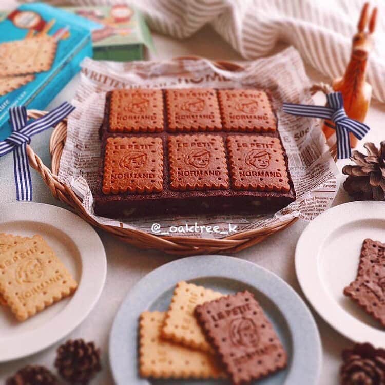 キタノ商事株式会社さんのインスタグラム写真 - (キタノ商事株式会社Instagram)「「アベイ ノルマンディ」のバタークッキーとチョコチップクッキーを贅沢に使って可愛らしいクッキーブラウニーを焼いてくださった方がいらっしゃいました♪ 「クッキーがしっかり甘いので、ブラウニーはビターな大人味でめちゃ美味しく出来ました(๑˃̵ᴗ˂̵)」とのこと♡ 原料にとことんこだわったノルマンディークッキーは味の美味しさは勿論のこと、クッキーのプリントが他にはない可愛いらしさ♡美味しくできたら、お友達にもシェアしたくなっちゃいそう！ 皆さんもキタノ商事のお菓子を使って、素敵なアレンジレシピをお楽しみいただけると嬉しいです★ #regram @_oaktree_k 素敵なお写真ありがとうございました♪ ＝＝＝＝ #キタノ商事 #アベイ #Abbaye #ノルマンディ #クッキー #バタークッキー #チョコチップクッキー #ビスケットブラウニー #クッキーブラウニー #ブラウニー #お菓子 #おやつ #手作りおやつ #手作りお菓子 #お菓子作り #アレンジレシピ #デザート #スイーツ #おやつタイム #おうちカフェ #おうちごはん #おやつ好きと繋がりたい #お菓子作り好きと繋がりたい #フランス #インポート #子どものおやつ #子育て #おやつ時間 #世界のおいしさをキタノから」3月26日 12時00分 - kitano_kk