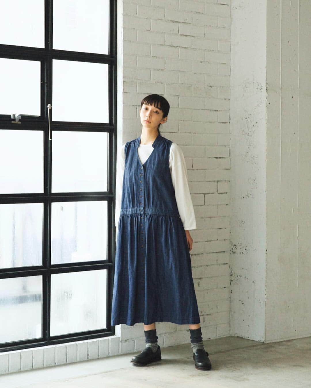 のインスタグラム：「花冷え対策に大活躍！春もやっぱり every day ONE-PIECE　期間限定 【最大7％割引】﻿ ﻿ 桜前線は進んでいますが、月末から月初にかけては花冷えになるとか…﻿ ワンピースなら、春らしさを楽しみながらも、コーディネート次第で寒さ対策もばっちり。﻿ 肌寒い日にも安心なしっかりとしたコットン素材のワンピースから、優しい日差しとあたたかな陽気の中で、さらりと着たいワンピースまで…。﻿ 今シーズンも、さまざまなデザインや素材使いのワンピースが大充実しています。﻿ ﻿ ﻿ -------------------﻿﻿ 今ならワンピースのご購入で、1点で5％割引、2点以上で7％割引となる特別クーポンがご利用いただけます。﻿ ﻿﻿ （2019年4月24日18時まで）﻿﻿ -------------------﻿﻿ ﻿ ﻿ なかでも今すぐおすすめしたい商品をピックアップしてご紹介します。﻿ ﻿ ﻿ -----------﻿﻿﻿ ■ノースリーブ前開きワンピース［MAA-2A27-0791-A］﻿ 薄手のデニムライクな生地で仕立てられたワンピースです。﻿ ノースリーブなので合わせるアイテム次第でオールシーズン楽しめ、前開きにしてロングジレのようにレイヤードコーデにしても素敵です。﻿ ウエスト切り替えでたっぷりとギャザーを入れています。﻿ ﻿ ﻿ ﻿ -----------﻿﻿﻿ ■シャンブレーウエスト切替ワンピース［MAA-2A29-1044-A］﻿ ほどよい透け感や軽さのある麻のシャンブレー生地を使用。﻿ サイドの大きなスリットがアクセントになり、メリハリのきいた着こなしを演出できるワンピースです。﻿ パンツやワンピースなどとのレイヤードにおすすめで、ワードローブの幅が広がります。﻿ ウエストにはドローコート入りで、きゅっと絞ることでシルエットのアレンジも可能に。﻿ ﻿ ﻿ ﻿ -----------﻿﻿﻿ ■花柄ジャガードギャザーワンピース［DEU-2A22-0380-A］﻿ 花柄のパターンでジャガード織りを施したしっかりとしたコットン素材のワンピースです。﻿ 身幅をたっぷりと取ったワイドなラグランシルエットが抜け感のある着こなしを演出。﻿ サイドにスリットを施したロング丈なので足さばきも良く、裾がもたつきません。﻿ 後ろ身頃にはギャザーをあしらい、すっきりと仕上げています。﻿ ﻿ ﻿ ﻿ -----------﻿﻿﻿ ■タック切換えボリュームプルオーバーワンピース［MEI-2A27-0793-A］﻿ 薄手でサラリとした綿混紡素材で仕立てられたワンピースです。﻿ 独特の切り替えラインが特徴的で、タックを施したボリュームシルエットが目を惹きます。﻿ トレンドのチェック柄で、このワンピース一着で旬なコーデが楽しめる優秀アイテム。﻿ ﻿ ﻿ -----------﻿﻿﻿ ■フレンチリネンコクーンワンピース［LIF-2A29-0387-B］﻿ 上質なフレンチリネンを贅沢に使用したワンピースです。﻿ ボートネックの衿元にはマチをつけて、開きすぎない品のあるデザインに仕上げました。﻿ 裾のラウンドカットが、着こなしに軽快さをプラス。﻿ リネン特有のネップ感や深みのある表情も魅力です。やや光沢をおびたハリのある生地なので、ロング丈でも上品ですっきりとした佇まいに。﻿ ﻿ ﻿ ------------------------------﻿﻿﻿﻿ ▶️お買いものは写真内のタグをタップしてくださいね。またはプロフィールからもナチュランへリンクしています。→@natulan_official﻿﻿﻿﻿ ﻿﻿ ▶️写真内のタグは、販売中でも消えている場合がございます。ぜひ、ナチュランの検索窓から、商品コード又は商品名を、検索してみてくださいね。﻿﻿﻿﻿ ﻿﻿ ▶️プロフィール画面では、季節のおすすめ商品や、再入荷情報をご紹介しています。ぜひ、ご覧くださいませ。→@natulan_official ﻿ -----------﻿﻿﻿ #今日のコーデ #コーディネート #ファッション #ナチュラル #ナチュラン #natulan #日々の暮らし #暮らしを楽しむ #シンプルライフ #シンプルコーデ #シンプル #暮らし #春コーデ #大人コーデ #春 #春の装い　#コットン #リネン #ワンピース　#花冷え　#桜前線　#春霞　#黄砂　#花粉　#寒の戻り　#デニム #花柄 #チェック #桜前線 #natulan_official」