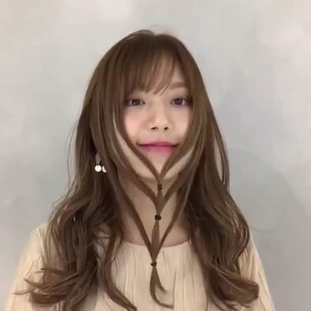 のインスタグラム：「✔style by @taiki0726 ✔model by @cchan_fee4 【 #ALBUM動画_アレンジ_セルフ 】 cut + color ¥3,500~ double color ¥8,000~ treatment ¥2,000~ etc... ※店舗により料金が異なります。 . . まさかまさかのビックリアレンジ😂 . ふざけてる訳じゃありません👏 . 最後ビックリ😳 . . こちらのスタイルは 原宿店の桑原 大貴（ @taiki0726 ） が担当いたしました！ . 何かご不明点がございましたら お気軽にコメントください。 . 担当スタイリストからも コメントいたします！ . ALBUM（ @album_hair ） . . 【お問い合わせ先】 ALBUM OFFICE TEL / ‪03-6712-5547‬ FAX / ‪03-6712-5548‬ MAIL / info@album-hair.com . . . #ロング #ロングヘア #美容室 #ヘアスタイル #ヘアセット #カラー #ハイライト #グレージュ #外国人風カラー #ハイライトカラー #ヘアアレンジ #アレンジ #外国人風 #インサ#美容師 #髮型 #髮型師 #髮型設計#攝影 #染髮 #发型 #護髮 #日系髮型#ทรงผม #헤어 #염색 #단발머리 #haircolor」