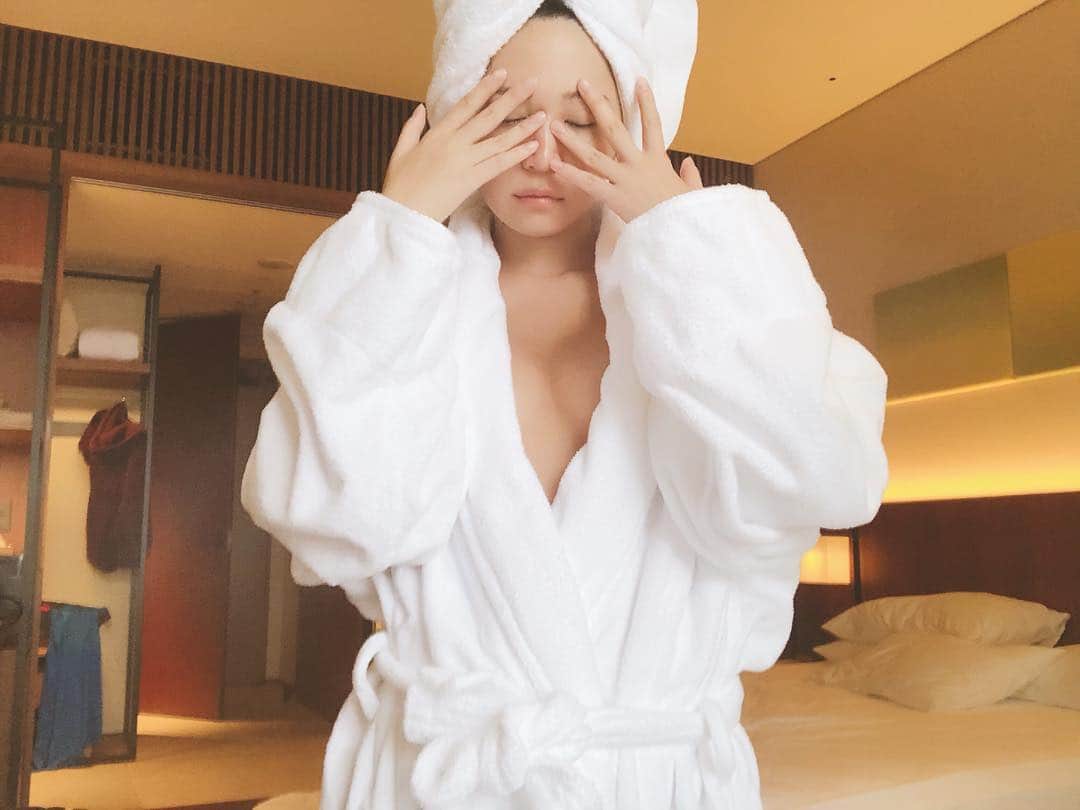 DJ mariennuのインスタグラム：「🙈🙈🙈 バスローブってsexyで大人なイメージで憧れるのでhotelに来ると何となく着て それっぽい気分を味わっています。」