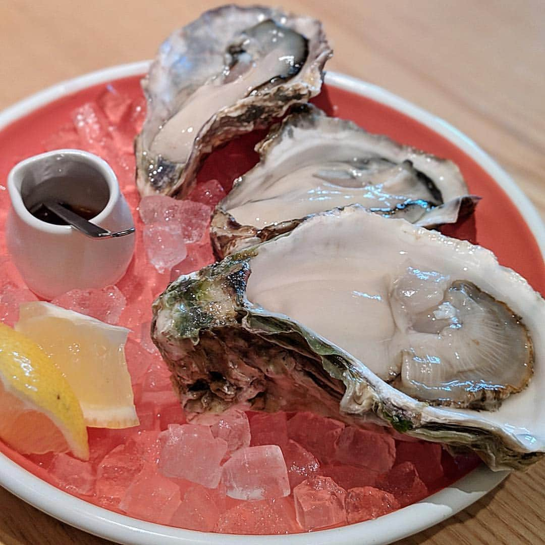 大見さなえさんのインスタグラム写真 - (大見さなえInstagram)「ランチに海鮮丼御膳と生牡蠣😍 渋谷『牡蠣と和食 Ikkoku』 ・ 夜はオイスターバーなんだけど お昼も営業してた😆🌸 ・ ランチセットはこの海鮮丼御膳のみ！！ 函館・五島列島直送鮮魚で 小鉢・サラダ・あら汁付きで1000円😳🌸 ・ あとは単品で生牡蠣は出してくれるそう😍 岩牡蠣もあった！お昼から生牡蠣食べられる所 中々ないから、ふと食べたくなる時また行きたくなるお店💓 ・ #ランチ #lunch #お昼ご飯 #海鮮丼 #pixel3 #ホタルイカ #甘エビ #しらす #マグロ #渋谷グルメ #神泉グルメ #生牡蠣 #めぐログ_渋谷 #food #kaisendon」3月26日 12時10分 - tabe_megumi