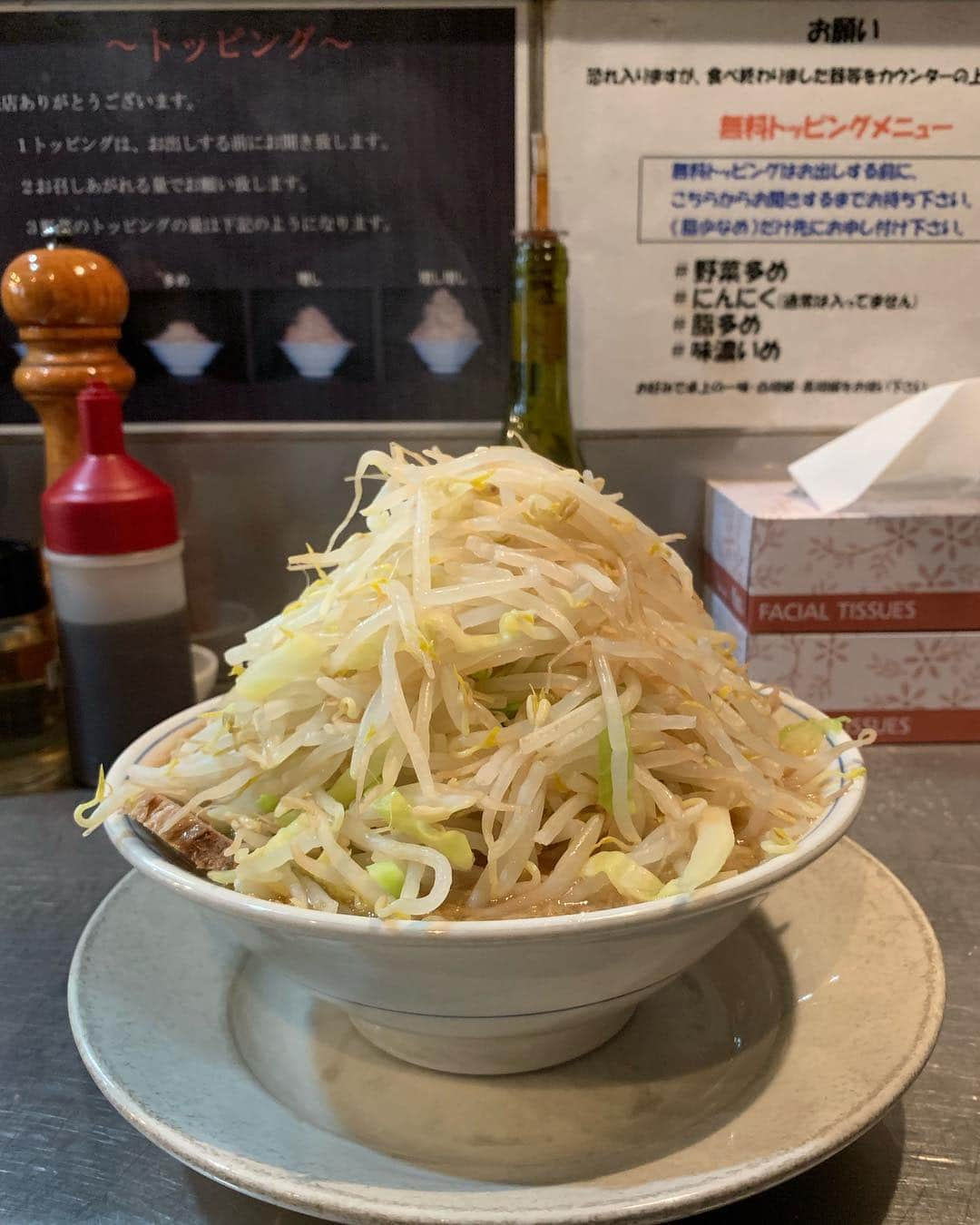 くろさんのインスタグラム写真 - (くろInstagram)「らーめん並 野菜増し🍜700円 #らーめん #らーめん並 #野菜増し #野菜増し以上は下皿が付きます #野菜増しは自分との闘い #ここの麺が好き #お腹ぱんぱん #腹パン #野菜増し無料 #野菜摂取 #もやし摂取 #らーめん大 #らーめん大汐留店 #二郎系ラーメン #二郎インスパイア #新橋ランチ #汐留ランチ #麺スタグラム」3月26日 12時14分 - m6bmw