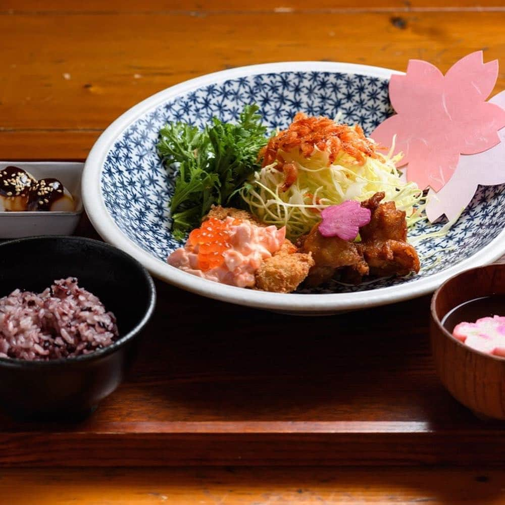 東京カレンダーさんのインスタグラム写真 - (東京カレンダーInstagram)「本日から3日間限定オープン！「桜姫鶏」の唐揚げやピンクのタルタルソースのサーモンフライなど、桜を存分に楽しめる「SAKURAづくし ランチ」がなんと500円で登場。ディナータイムはオリジナルカクテルでリラックス。 #RAIZIN #RAIZINSAKURACAFE #RAIZINSAKURA #SPRINGBREEZE #lunch #カクテル #桜 #虎ノ門 #SAKURAづくしランチ #SAKURA小鉢は3種から1種がくじ引きであたる #東京カレンダー #東カレ #tokyocalendar」3月26日 12時15分 - tokyocalendar