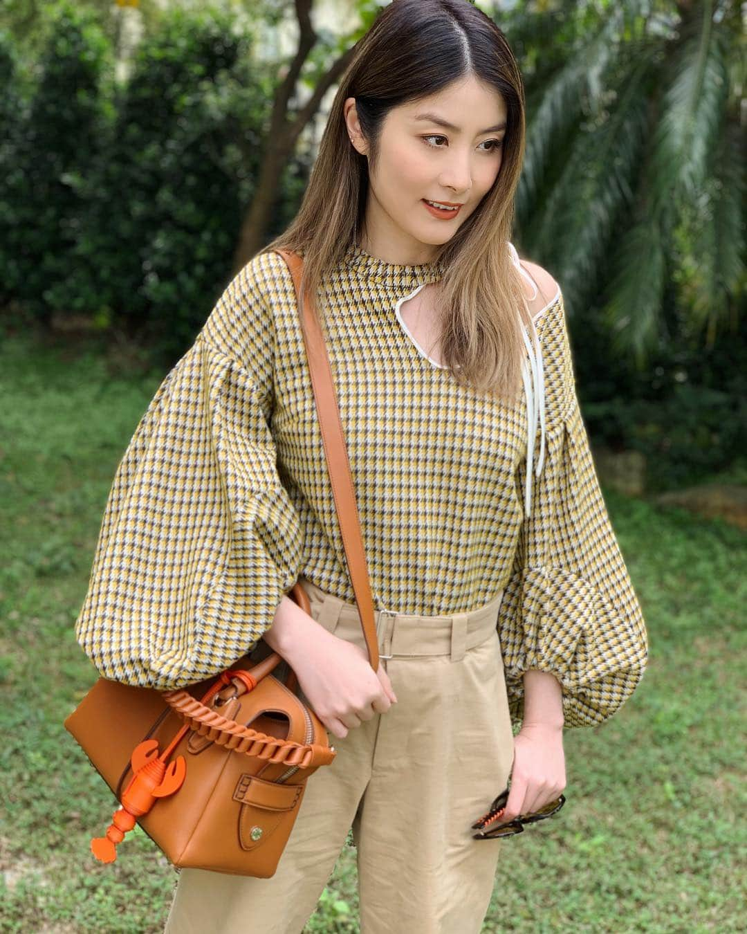 ケリー・チャン（Kelly Chen）さんのインスタグラム写真 - (ケリー・チャン（Kelly Chen）Instagram)「All in the details🔍 #KellyStyle #mylifeisinthisbag #TodsDStyling #KissbyTods #TodsSS19 #TodsHK」3月26日 12時16分 - kellychenwailam