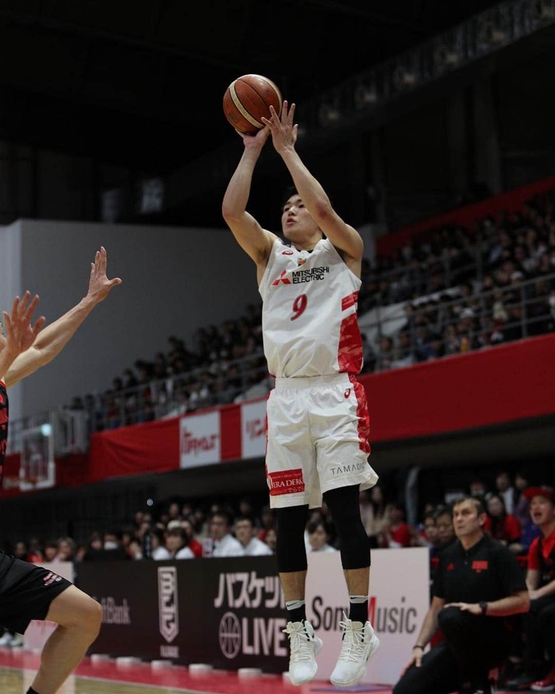 名古屋ダイヤモンドドルフィンズ Nagoya Diamondさんのインスタグラム写真 - (名古屋ダイヤモンドドルフィンズ Nagoya DiamondInstagram)「Game 29 Highlight!!🔥﻿ ﻿ #名古屋ダイヤモンドドルフィンズ #ドルフィンズ #Bリーグ #バスケットボール #バスケ #アルバルク東京  #名古屋 #DORED #nagoya #BLEAGUE #nagoyadiamonddolphins #basketball #🏀﻿ ﻿ —————————————————﻿﻿ ﻿﻿ CHAMPIONSHIPに向けて、﻿﻿ ﻿﻿ ＊＊＊＊＊＊＊＊＊＊＊＊＊＊＊＊＊＊﻿﻿ #アカニソメロ キャンペーンを実施中！﻿﻿ ＊＊＊＊＊＊＊＊＊＊＊＊＊＊＊＊＊＊﻿﻿ ﻿﻿ 参加方法は#名古屋ダイヤモンドドルフィンズ のSNS公式アカウントをフォローして﻿﻿ 「#アカニソメロ 」のハッシュタグとチームへの応援メッセージをタイムラインに投稿するだけ✨﻿ ﻿﻿ 投稿してくれた方の中から抽選で10名様に"お好きな選手”のサイン入りグッズ を#プレゼント ﻿﻿ そして、318（ダイヤ）件と510（Go to）件達成でそれぞれオリジナル画像もご用意！！﻿﻿ ﻿﻿ さらに、#アカニソメロ の投稿が全アカウントを通して「888件」を超えた場合は、SNS配信限定、オリジナル画像もプレゼント致します🎁﻿ ﻿﻿ みなさんの投稿をお待ちしております！！﻿﻿ ﻿」3月26日 12時16分 - nagoyadolphins