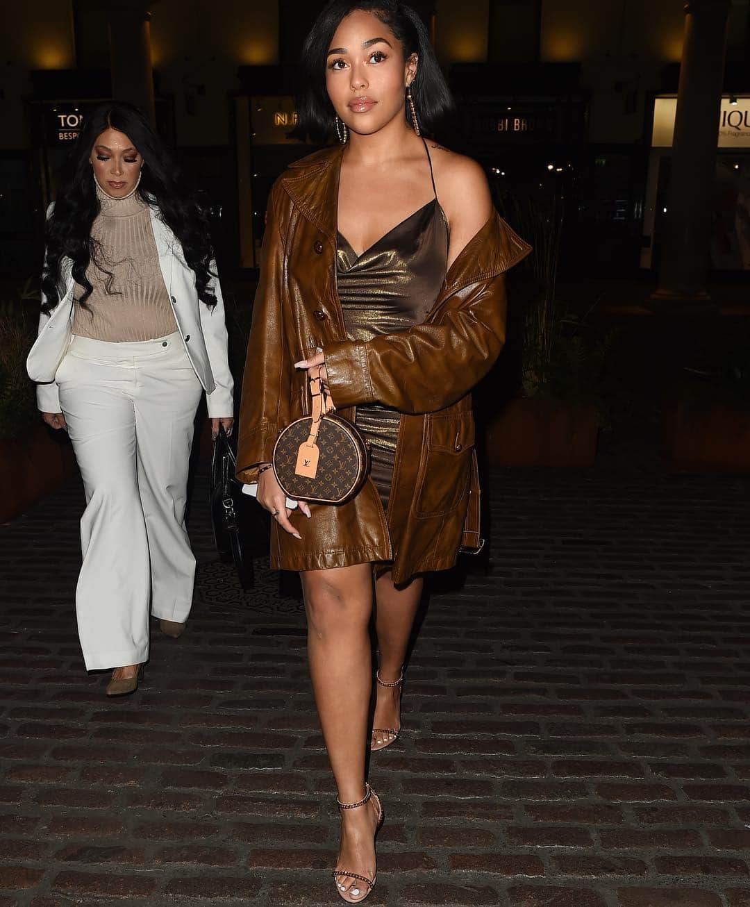 Just Jaredさんのインスタグラム写真 - (Just JaredInstagram)「@jordynwoods glitters in gold while going out for dinner with her mom in London! More pics at JustJared.com #JordynWoods Photos: Splash」3月26日 12時16分 - justjared