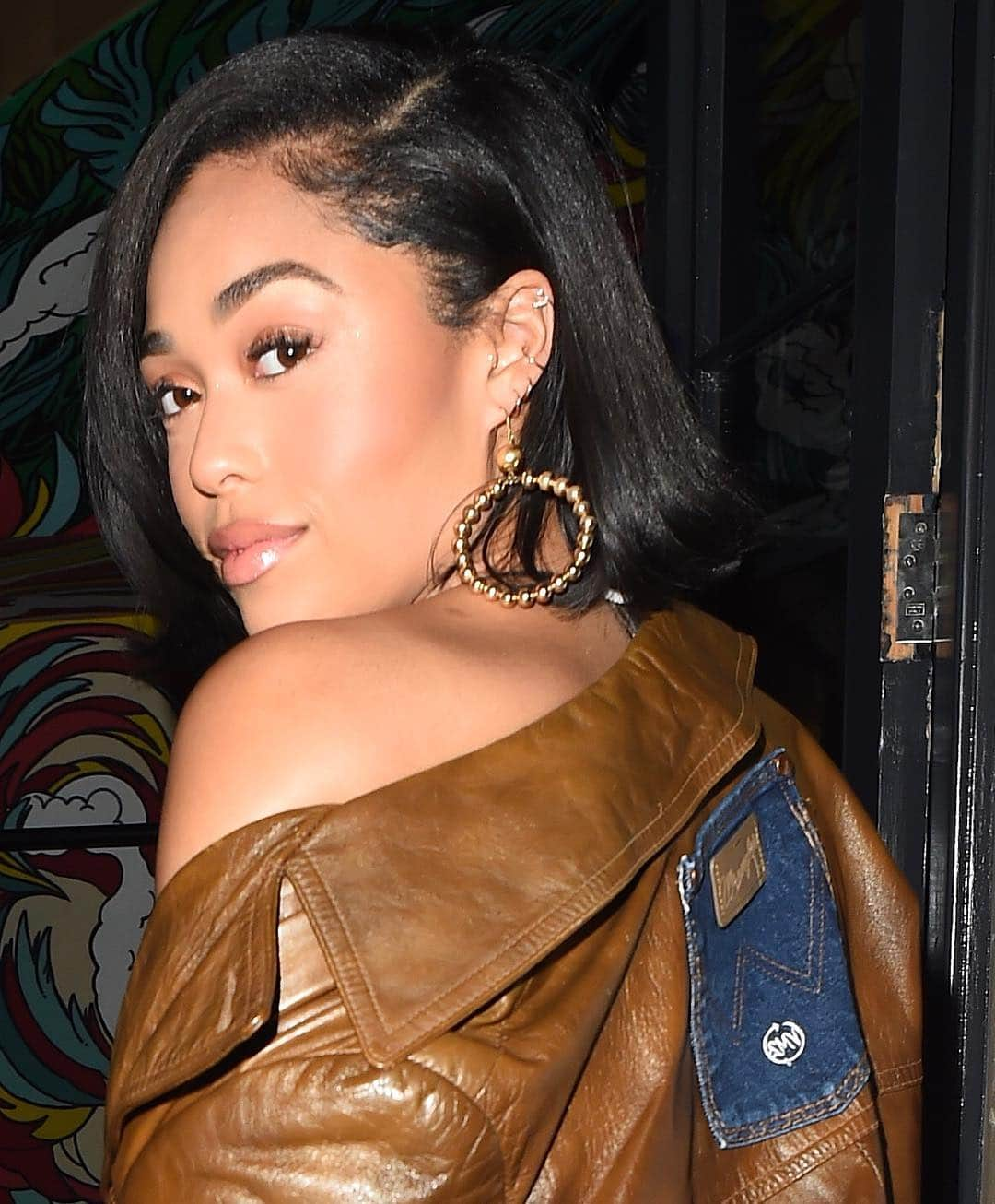 Just Jaredさんのインスタグラム写真 - (Just JaredInstagram)「@jordynwoods glitters in gold while going out for dinner with her mom in London! More pics at JustJared.com #JordynWoods Photos: Splash」3月26日 12時16分 - justjared