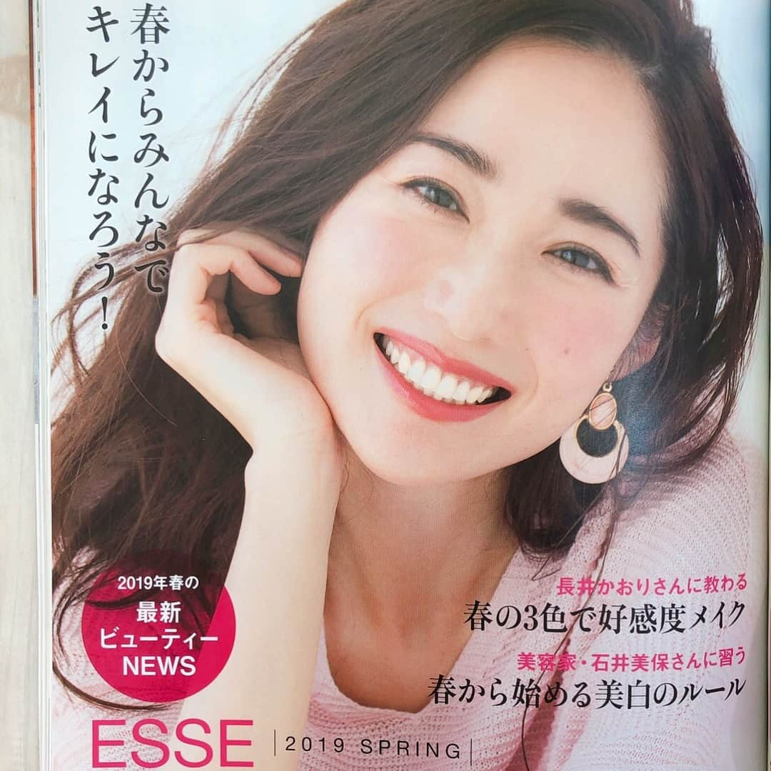 長井かおりさんのインスタグラム写真 - (長井かおりInstagram)「@esse_online 4月号は、 いつもの連載の他に、春のBeauty Bookが💕_  ピンク・ベージュ・イエローの3つの色を使いこなしていただけるように、ご紹介しています！_  初心者の方でもできる、簡単テクニックですので、ぜひご参考に😂❤️_ 「春からみんなでキレイになろう！」_  連載はコンシーラーテクニックでーす！_  #esse4月号 #エッセ #メイク初心者 #みんなできる #カラーメイク #ベージュメイク #メイクテクニック #メイク特集 #連載 #大人のヘアメイクレッスン」3月26日 12時16分 - kaorimake