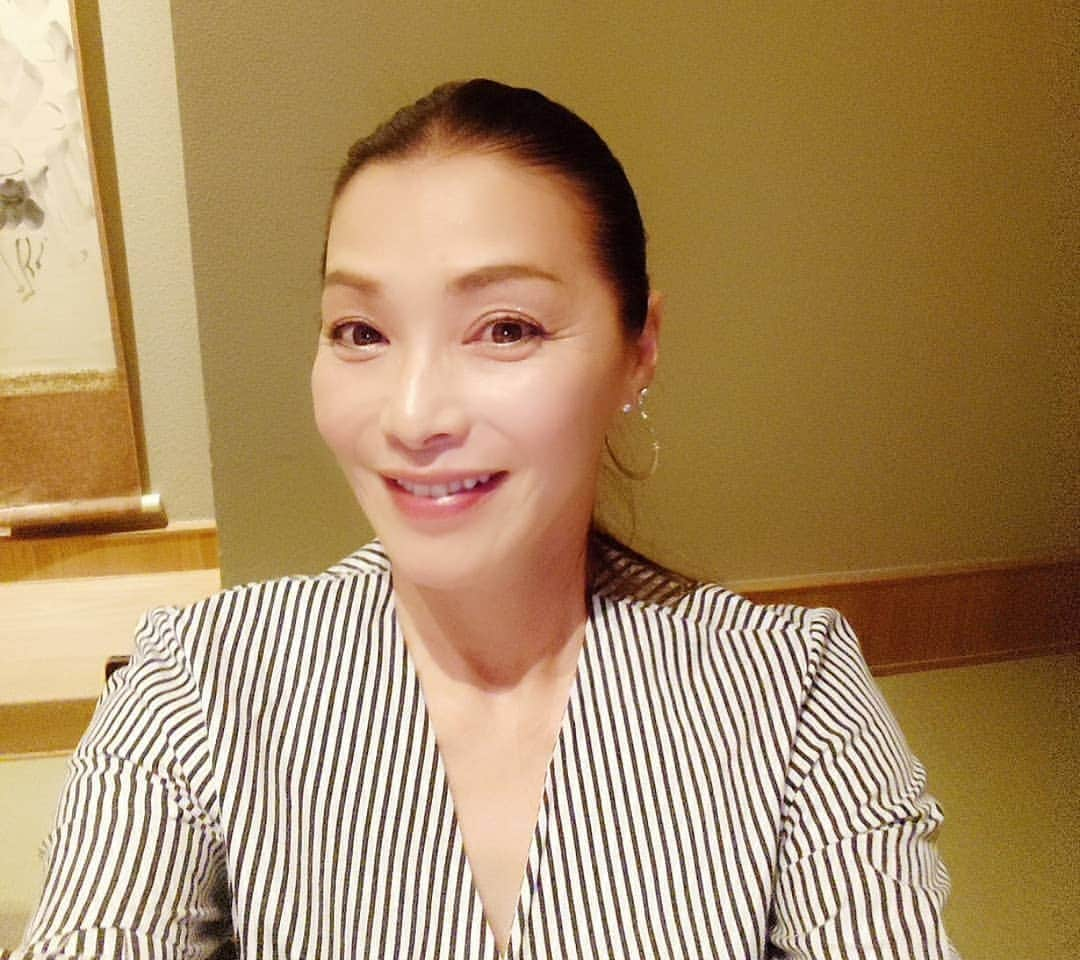 渡辺めぐみさんのインスタグラム写真 - (渡辺めぐみInstagram)「久美ちゃんと主治医の賀来院長先生と、河豚デートでした😁👍👍👍 河豚は、海外では中々食べれませんからね❤️ 本当に美味しかった🤩❤️🤩 白いお酒は、白子の日本酒なのです😁⤴️⤴️⤴️ 初めて飲みました😁❇️❇️❇️😄 次の日、お肌の調子良かったかも😁⤴️⤴️⤴️ 食も、やっぱり大事ですね😁👍 ご馳走様でした👍👍👍👍👍 #ふぐ #河豚 #美味しい#武田久美子 #和食 #筋トレ#筋トレ女子 #instagramjapan #instagramlike #instagramgood #instagram」3月26日 12時21分 - meguheart