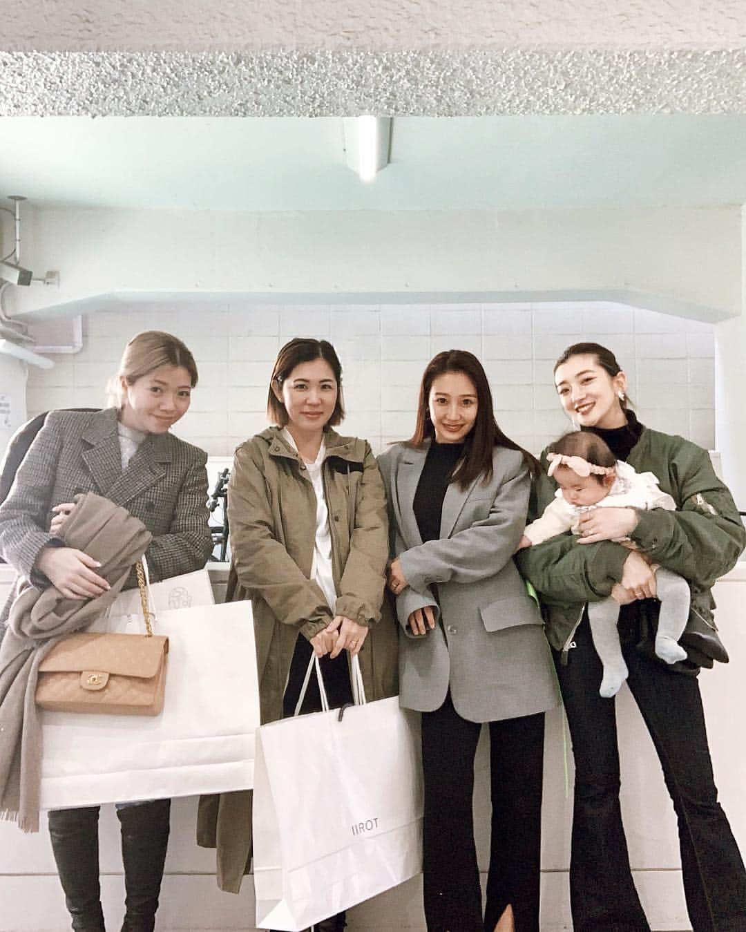 のインスタグラム：「Shopping. . みんなでお買い物day♪. 全員がGETしたくなるブランドって. なかなかないよね☺︎. . @azusa_takazono のBabyいっちゃんとも. たくさん遊べて幸せだったなぁ♡. . #friends #shopping #iirot #happy」