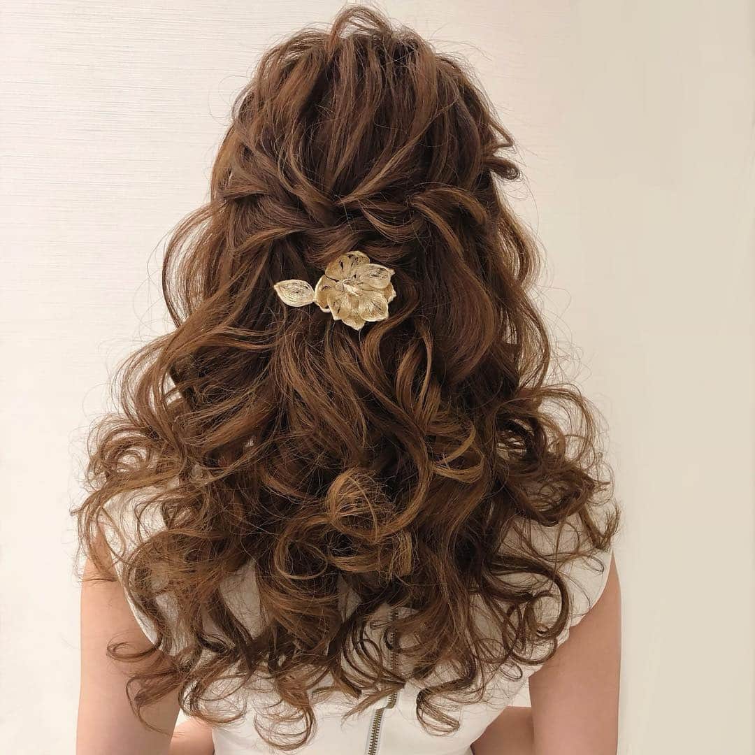 のインスタグラム：「先日のお客様。 さらっと編み込みを入れたふあふあダウン。  #ヘアメイク #ヘアセット #ヘアアレンジ #ヘアスタイル #銀座#美容師 #ウェディング#ウェディングヘア #ブライダル#ブライダルヘア #結婚式#プレ花嫁#花嫁#前撮り#着物#浴衣 #シニヨン#ダウン#ダウンスタイル#編み込み#ヘアメイクリハーサル #bride#bridehair#bridal#updo#upstyle」
