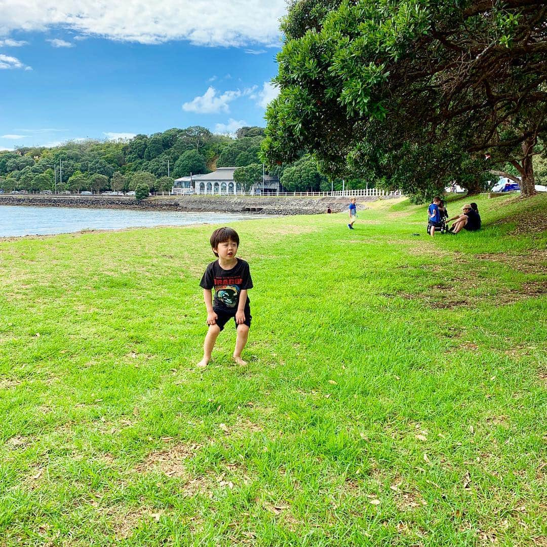 渡香奈さんのインスタグラム写真 - (渡香奈Instagram)「ミッションベイビーチ☀️ずいぶんこじんまりとしていて拍子抜け！でした 笑  が、穏やかな気持ちでのんびり〜😌子供達の表情も柔らかくなってきたと写真を見たばーば談！自然のパワーだ🏝 パパは一足先に帰国するので第一弾お土産達を持ち帰ってもらお〜！✨ #nz #ニュージーランド #auckland #オークランド #オークランド留学 #親子留学 #missionbay #beach #ミッションベイビーチ #ビーチ #baby #natural #ニュージーランド土産 #comvita #propolis #プロポリス #toothpaste #manukahoney #マヌカハニー #whittakers #arataki #ワイン #newzealand #限定 #newzealandbreakfast #twinings」3月26日 12時28分 - kanarina1261