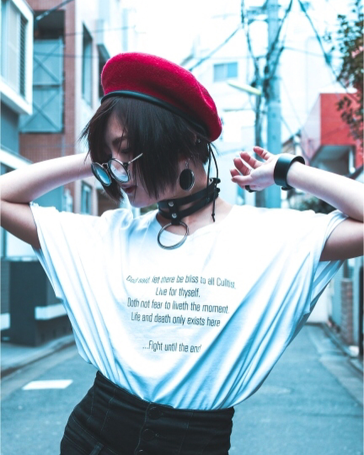 モバコレのインスタグラム：「【CuLLt】 . ☑CuLLt　モバコレ別注 レタリングワイドTシャツ　￥9,612(Tax in) BLACK/WHITE . モバコレ限定販売！シンプルなテキストデザインのBIGサイズ #Tシャツ が登場。 . お尻にかかる程ダボっとした丈感が魅力。 . スキニーパンツなどを合わせてメンズライクなスタイルで着るのはもちろん、1枚でワンピースのように合わせたり、インナーとして着回したりも出来るので長いシーズン活躍してくれます。 . 大きめのスリットが入っているなど、シンプルな中にもこだわりを感じるアイテムとなっています。 . お求めはファッション通販モバコレでت　プロフィールのURLからどうぞ⇩ . @mobacolle . #CuLLt #カルト @_cullt . #fashion #coordinate #ファッション #code #大人女子 #オシャレ #cute #かわいい #kawaii #beautiful #お洒落さんと繋がりたい #可愛くなりたい #今日も1日頑張る #女の子のカワイイを応援 #モバコレ #mobacolle」