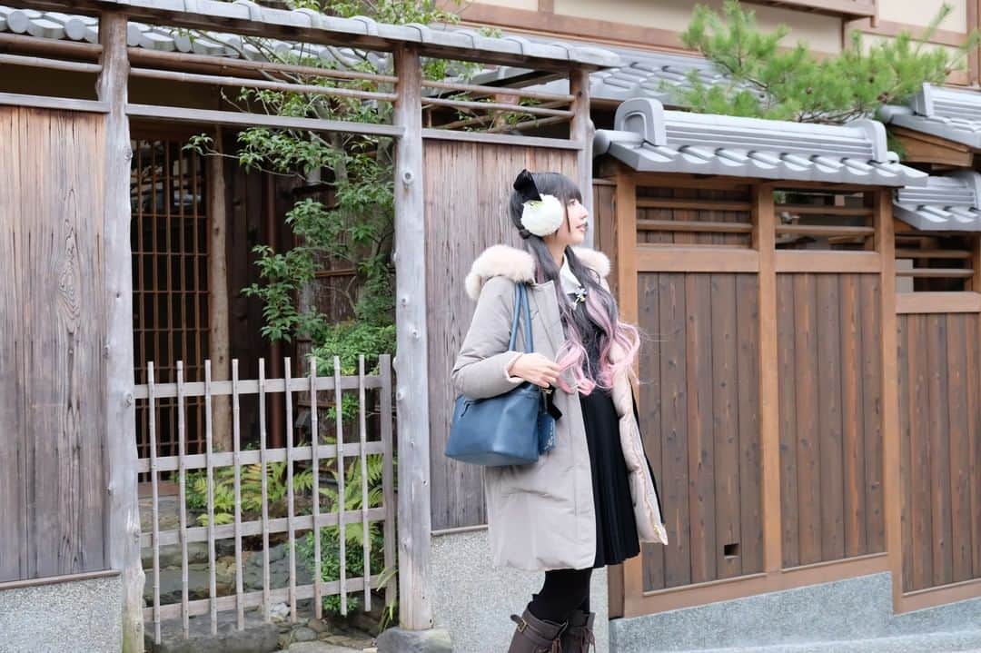 のインスタグラム：「桜も咲いてきたので、そろそろ厚手のコートはクリーニングしてもいいかな？と思ったら急に寒い日もあるし、お洋服の切り替えに困りますね＞＜ #kyoto #京都 #portrait #ポートレート #ポートレート撮影 #model #撮影 #instagood #instafashion #instaphoto」