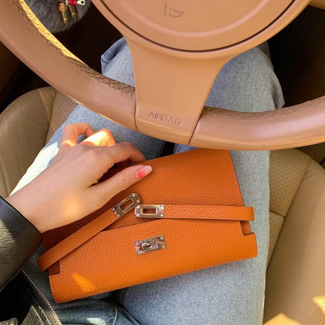 Hyemiさんのインスタグラム写真 - (HyemiInstagram)「켈리지갑 공구중🧡 젤 인기많은 오렌지와 함께 외출중😍」3月26日 12時40分 - hinzajoa