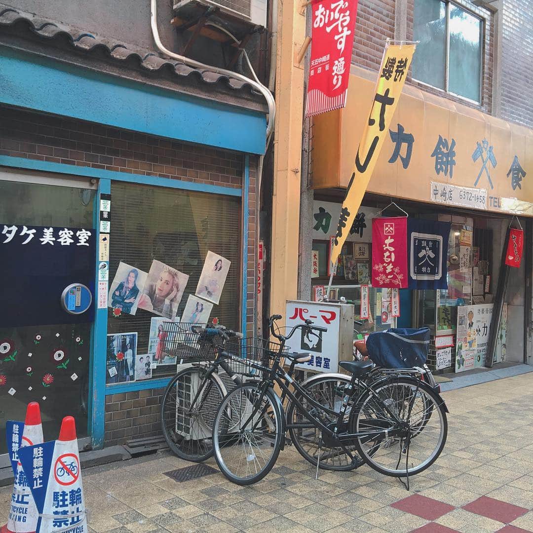 光永さんのインスタグラム写真 - (光永Instagram)「中崎町が大阪のHotSpotって聞いて初めてちゃんと遊んだ🙋🏻‍♀️with妹🙋🏻‍♀️ 古着屋めっちゃあるし、どこもかしこも嘘みたいにレトロで朝ドラのセットみたいやった。 最高やったんですけど？☺️ (地元大阪と思えないくらいだいぶ旅行気分でした◎) . ストーリーズでみんなが教えてくれた情報だいぶ参考になった！ ありがとうございました！🙇🏼‍♂️ . ー #中崎町巡り ー ✅#蜜香屋 中崎町駅降りてすぐの焼き芋屋さん！行列！#ポテト大学 テイクアウト🍠で食べ歩き、最高の照り◎ ✅#SYRUPSHOP タピオカはマスト。店内も少し座れるし美味しいしかわいい☺️ ✅#サクラビル びっくりするくらい古着屋が入ってるビル。騙されたと思って入るしかない。選び放題だった。 🦊ちなみに私らは梅田駅から歩いて遊びました。 . 他にも雑貨屋とか古着屋とか隅々までめちゃくちゃ回った！服も買ったし。 また載せるかもです😃🤚 . . #大阪旅行 #大阪観光 #梅田グルメ #梅田 #中崎町グルメ #中崎町古着屋 #中崎町 #姉妹 #高山ファミリー」3月26日 12時33分 - hinata_official__